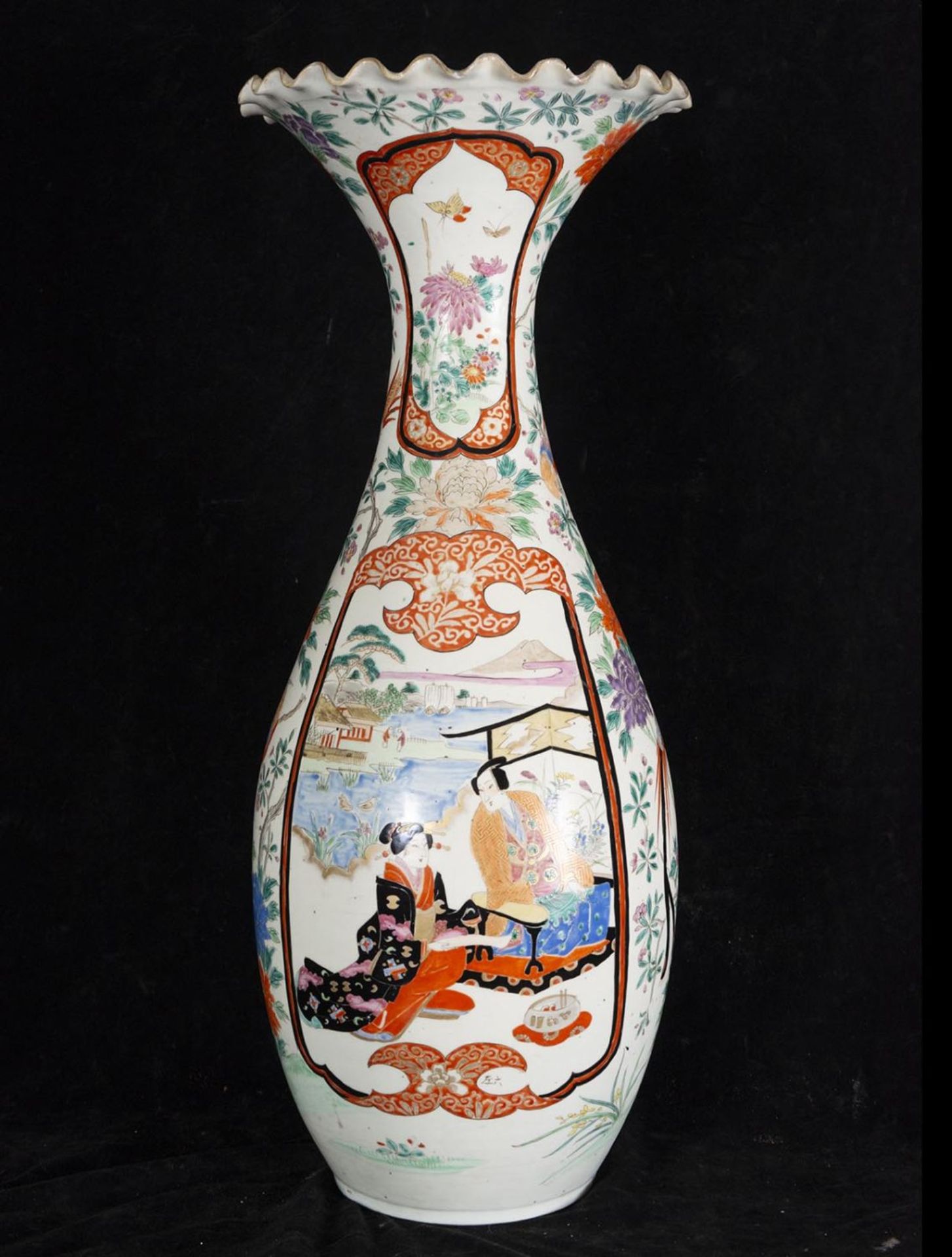 Pair of Large Polychrome Satsuma Vases, late Edo period, 19th century - Bild 4 aus 5