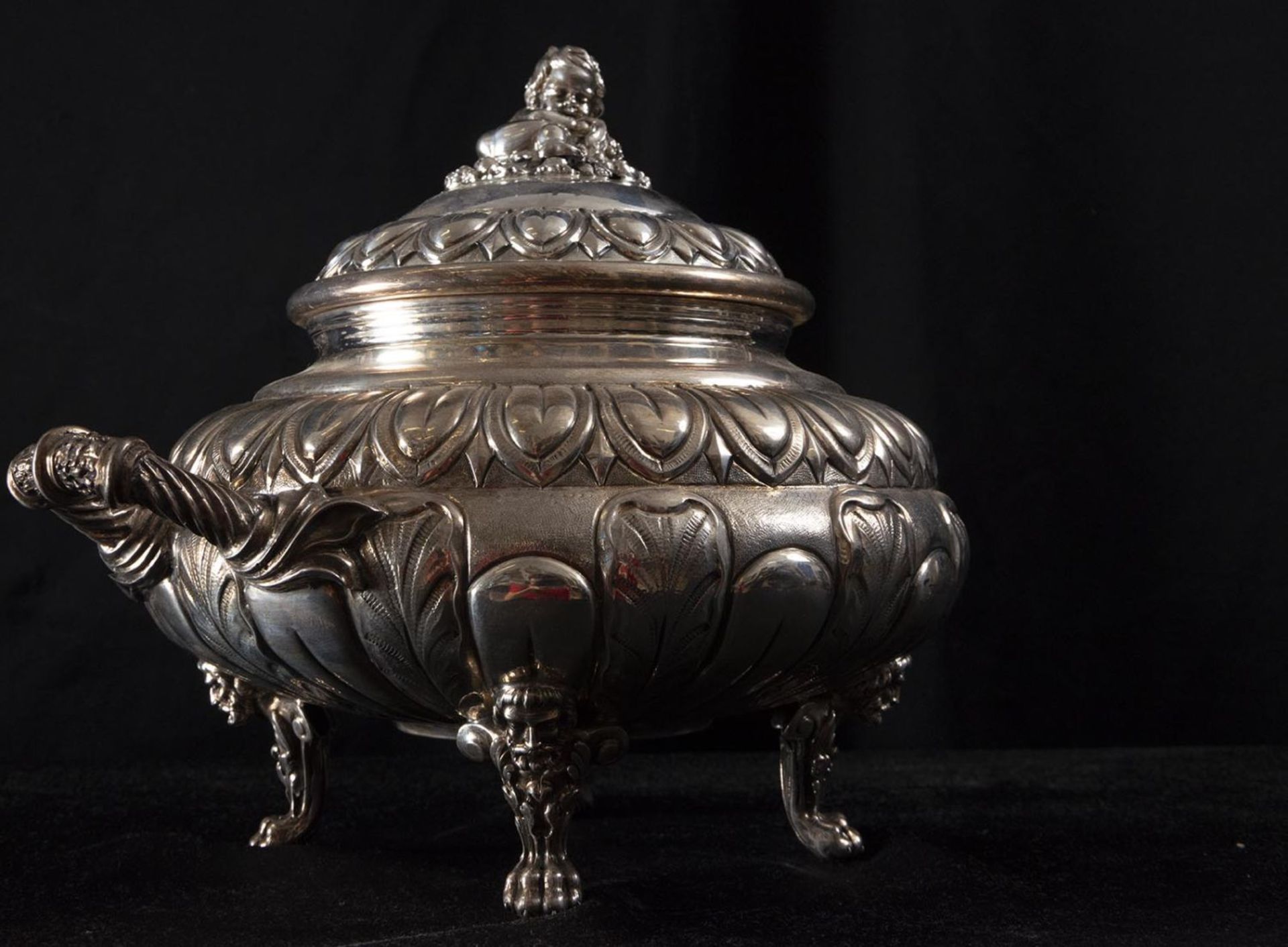 Elegant French tureen with Cherub-shaped lid and faun legs, 19th century, in 925 Sterling silver - Image 3 of 5