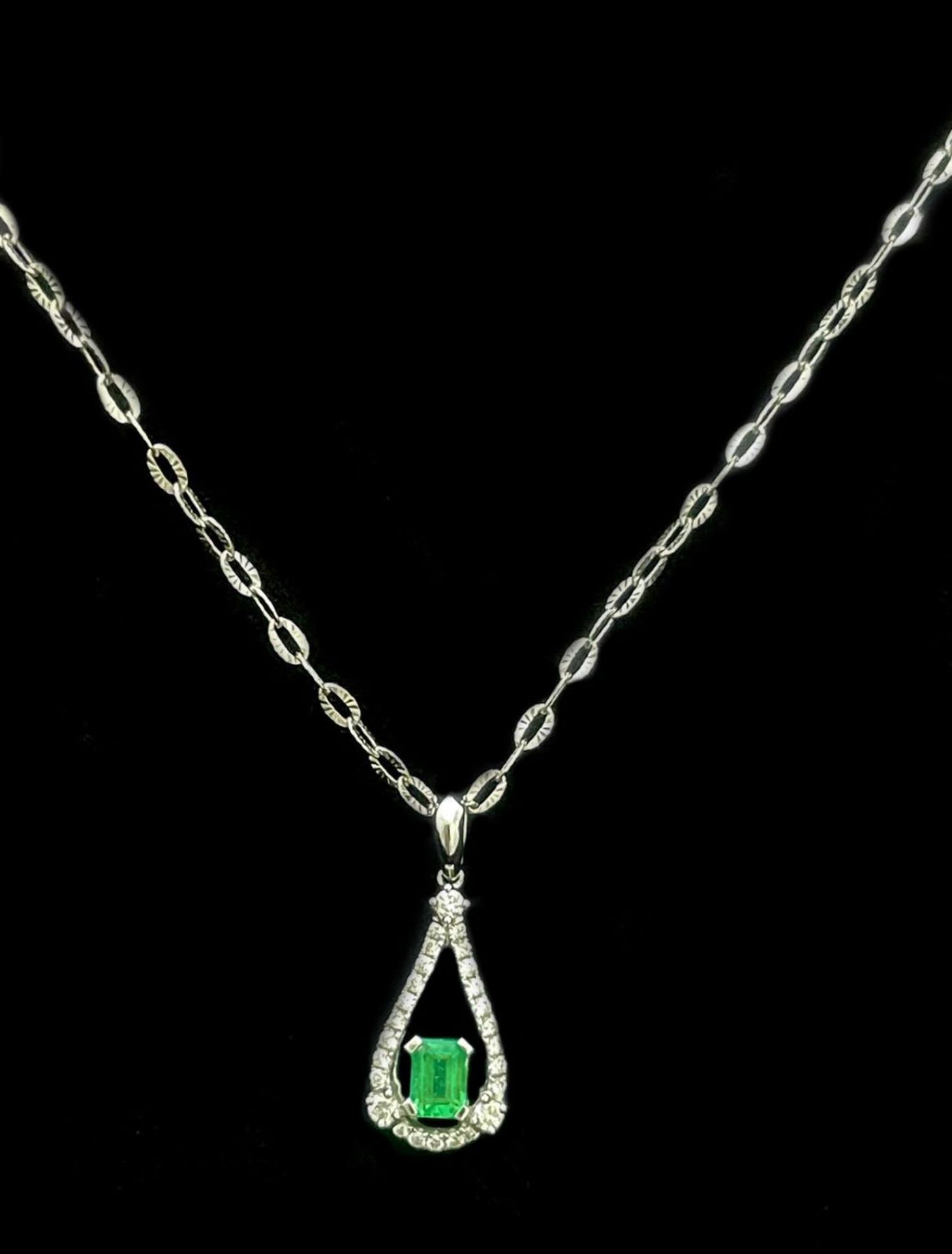 18kt white gold teardrop pendant, diamonds and emerald. - Image 5 of 5