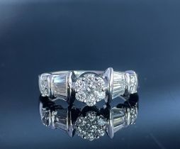 18kt White Gold and Diamonds Ring