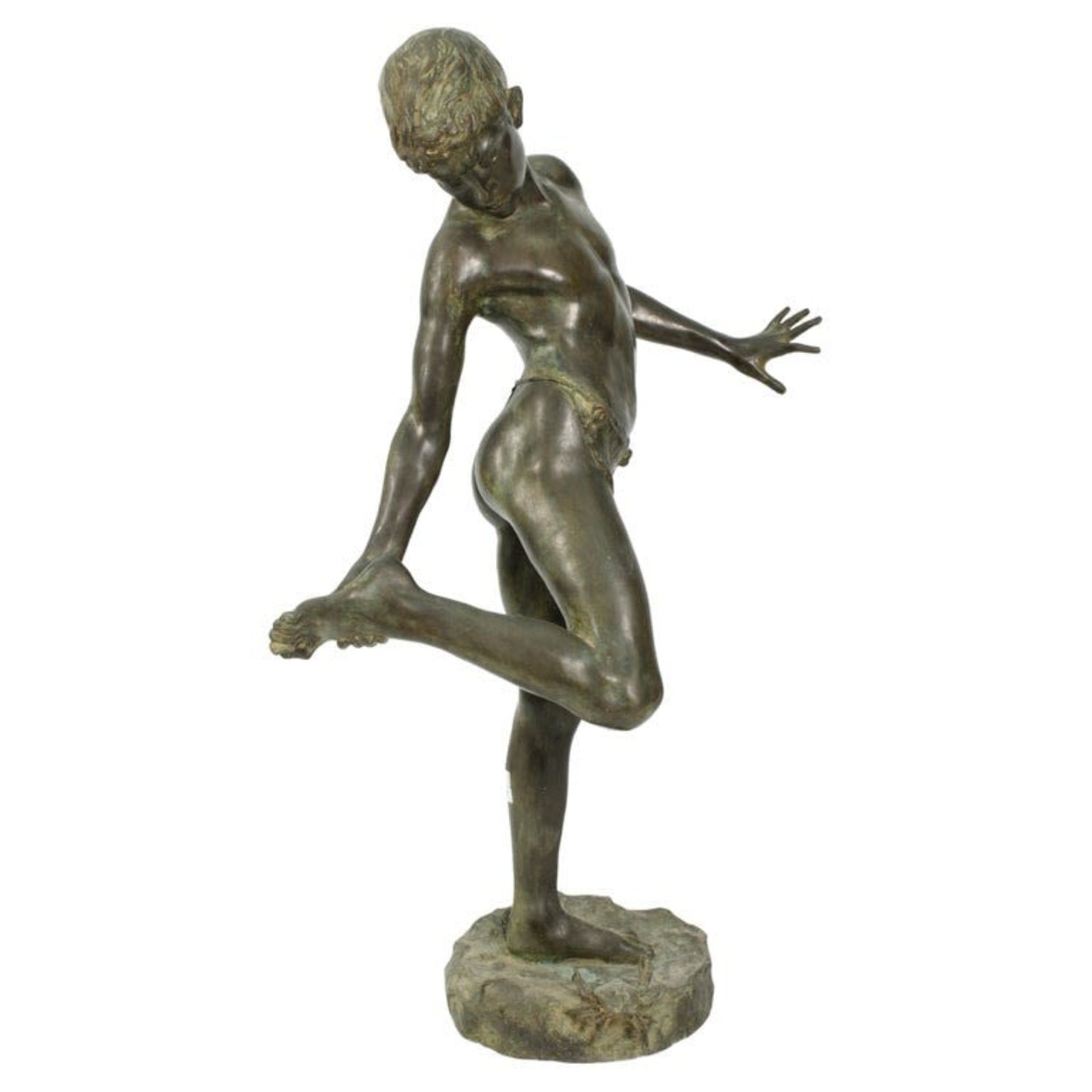 "Boy with Crab", attributed to Annibale de Lotto (1877 - 1932), large sculpture in patinated bronze, - Bild 2 aus 3