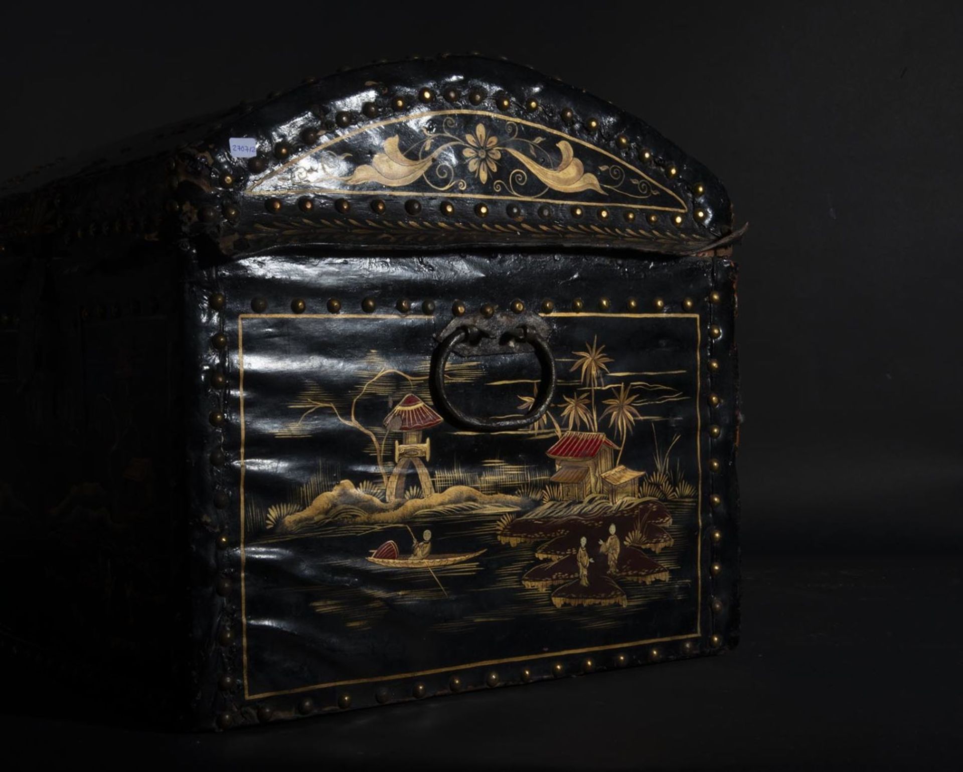 Elegant Philippine colonial chest in gold lacquer and rivets for the Mexican market, 18th - 19th cen - Bild 4 aus 6