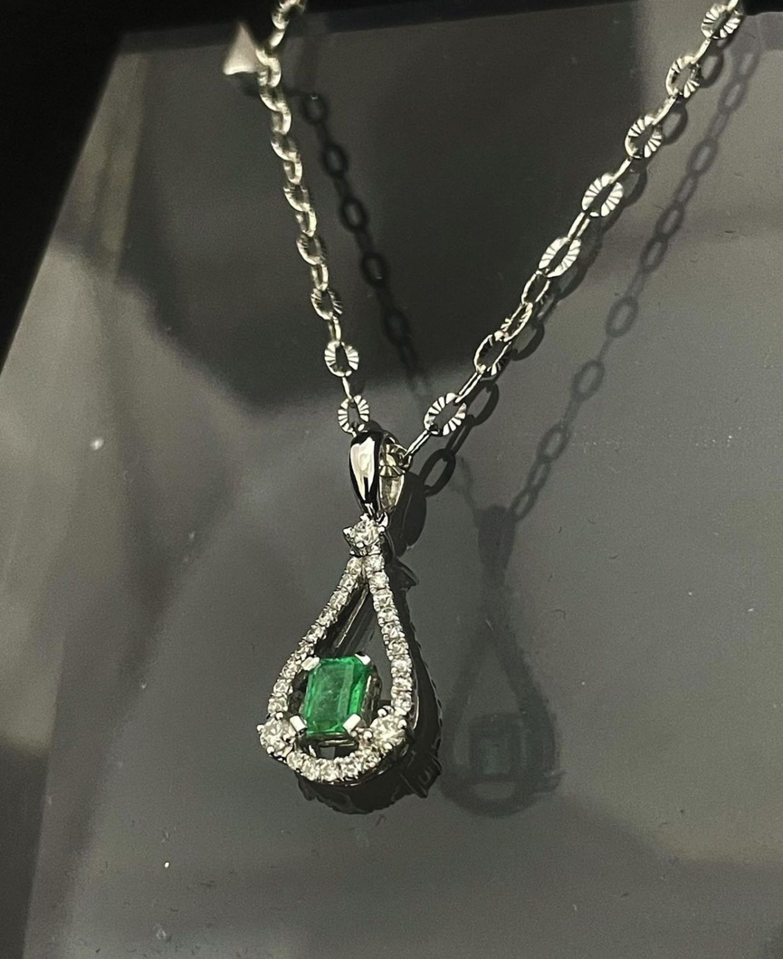 18kt white gold teardrop pendant, diamonds and emerald. - Image 2 of 5