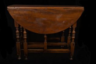 Important Piedmontese table in cherry from the 17th century, with two wings and turned legs