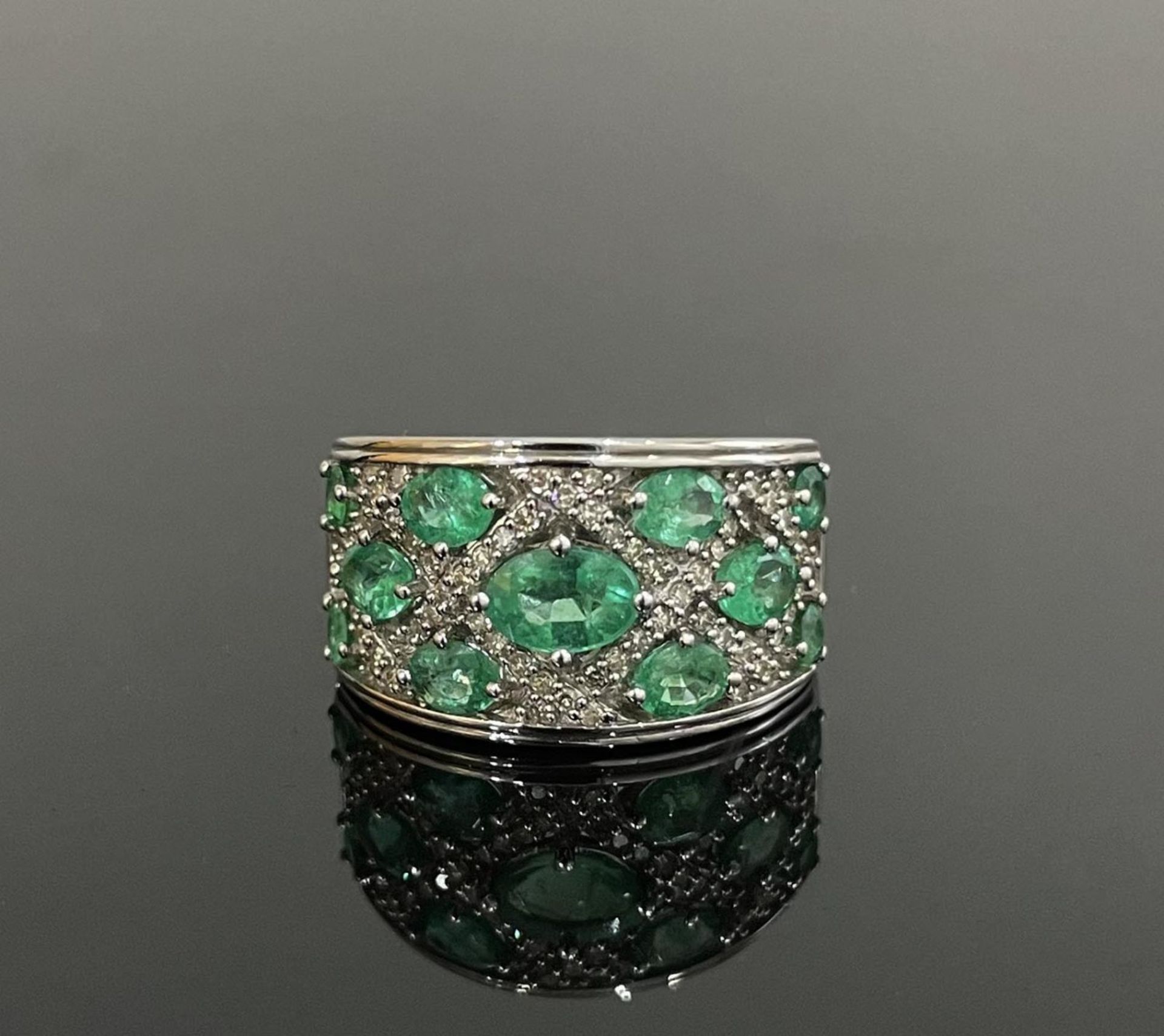 White Gold, Emeralds and Diamonds Ring.