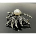 Silver brooch with 12 mm cultured pearl and 3 ct brilliant cut diamonds. Weight: 16.9g