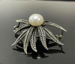 Silver brooch with 12 mm cultured pearl and 3 ct brilliant cut diamonds. Weight: 16.9g