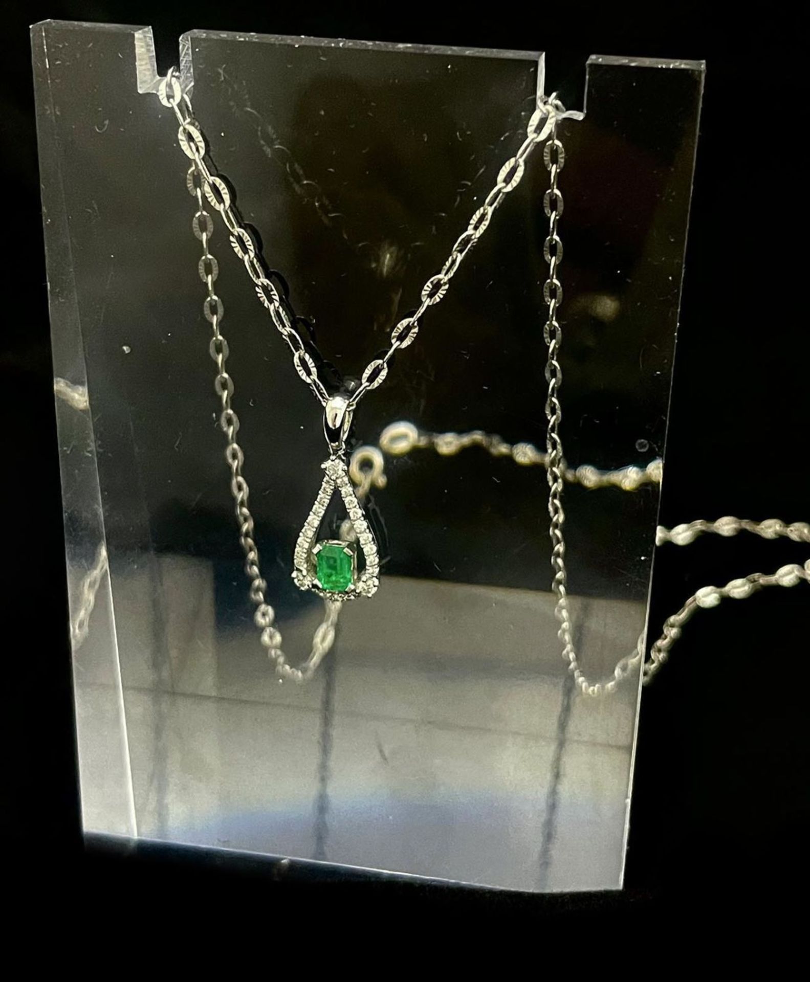 18kt white gold teardrop pendant, diamonds and emerald. - Image 3 of 5