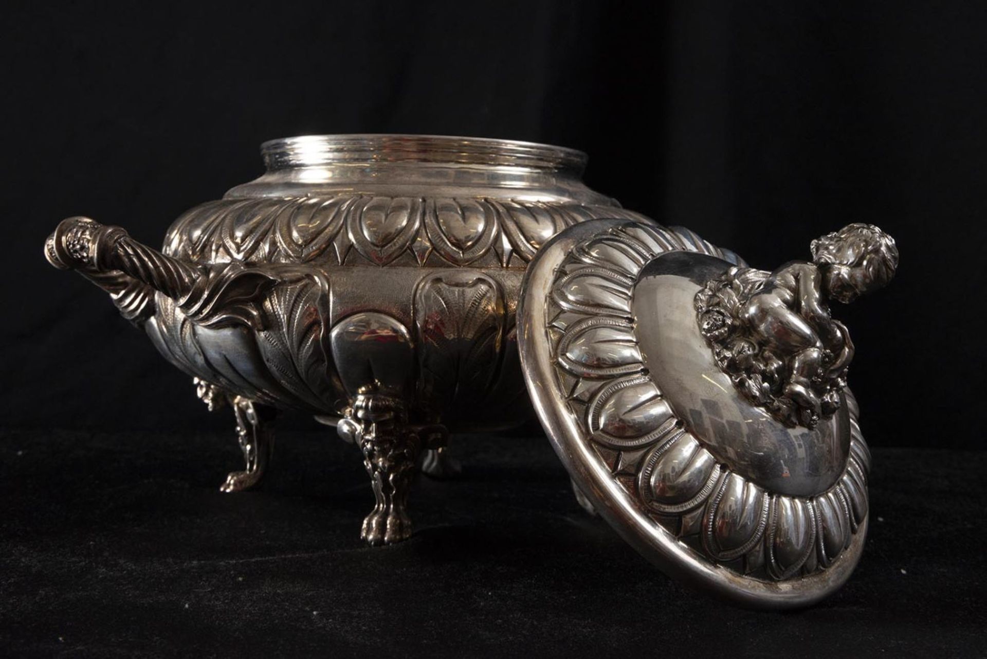 Elegant French tureen with Cherub-shaped lid and faun legs, 19th century, in 925 Sterling silver - Image 4 of 5