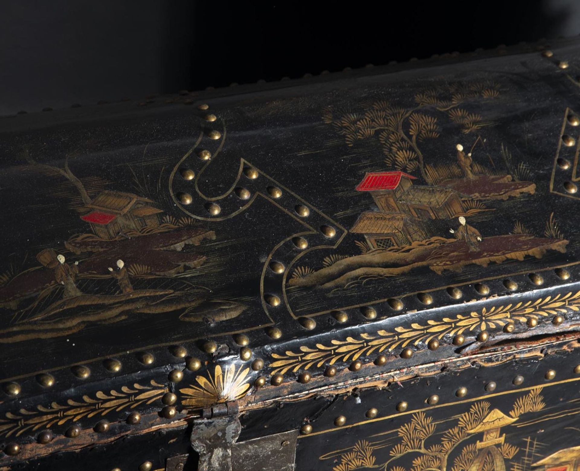 Elegant Philippine colonial chest in gold lacquer and rivets for the Mexican market, 18th - 19th cen - Bild 6 aus 6