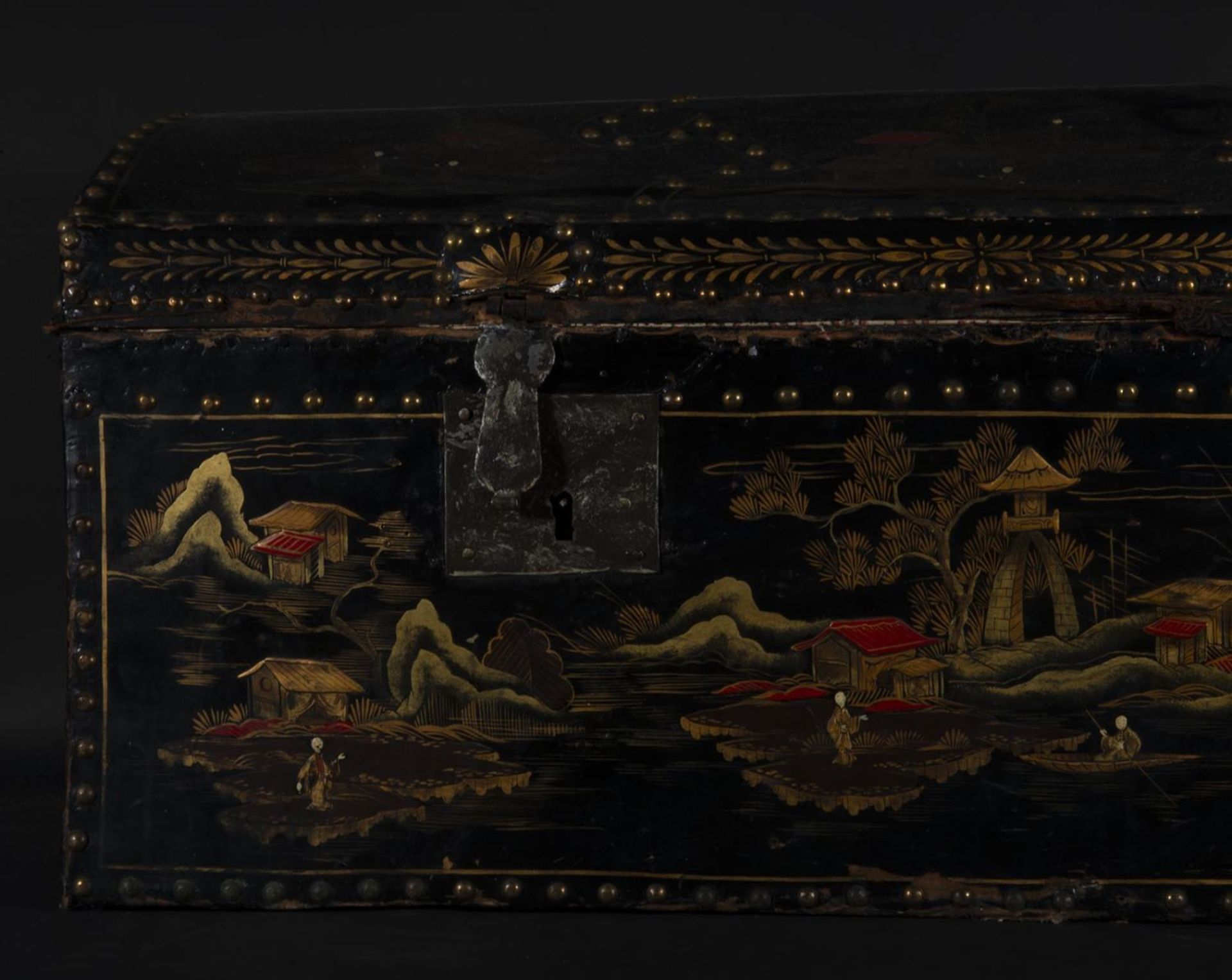 Elegant Philippine colonial chest in gold lacquer and rivets for the Mexican market, 18th - 19th cen - Bild 3 aus 6