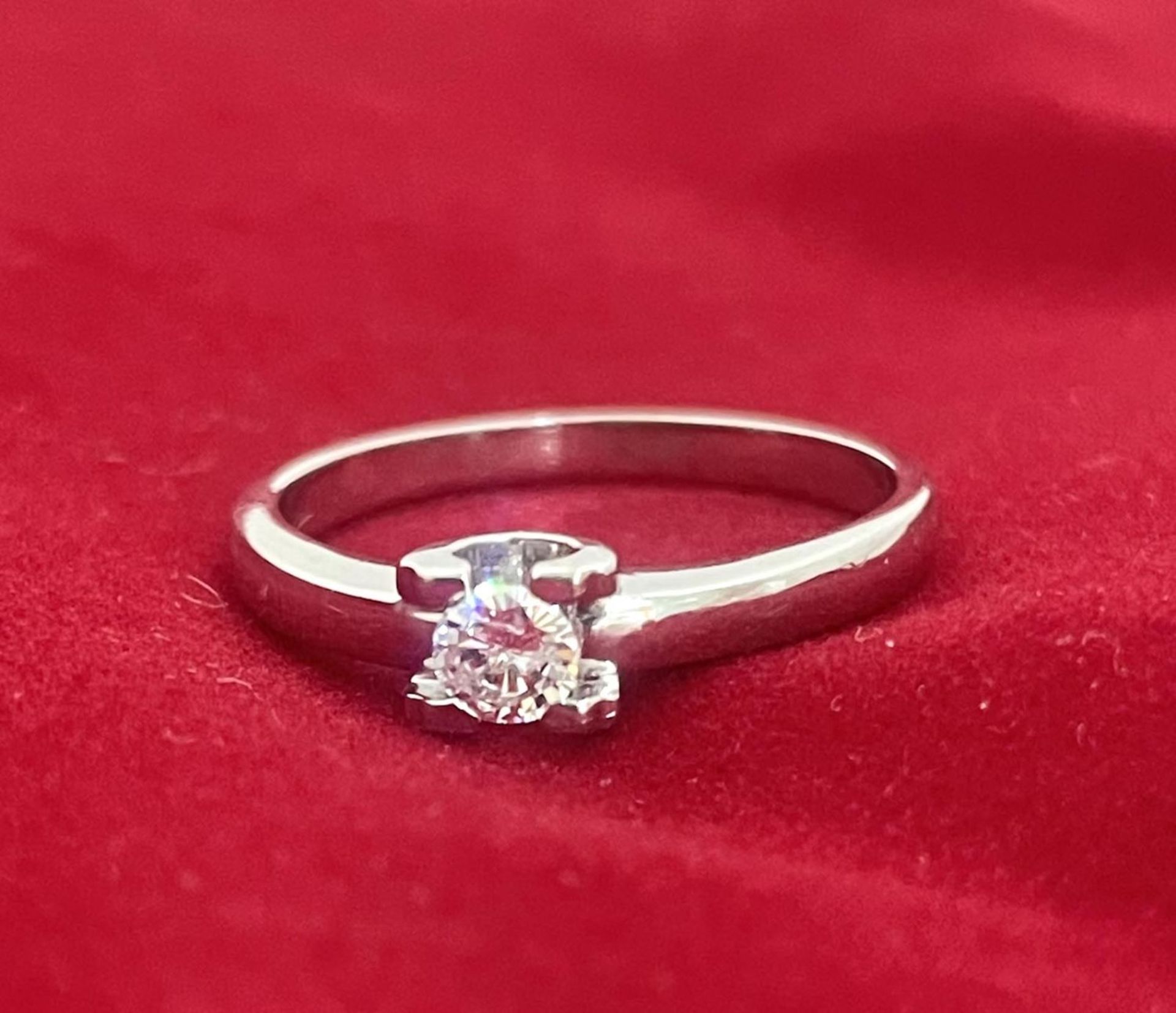 18 kt white gold solitaire ring