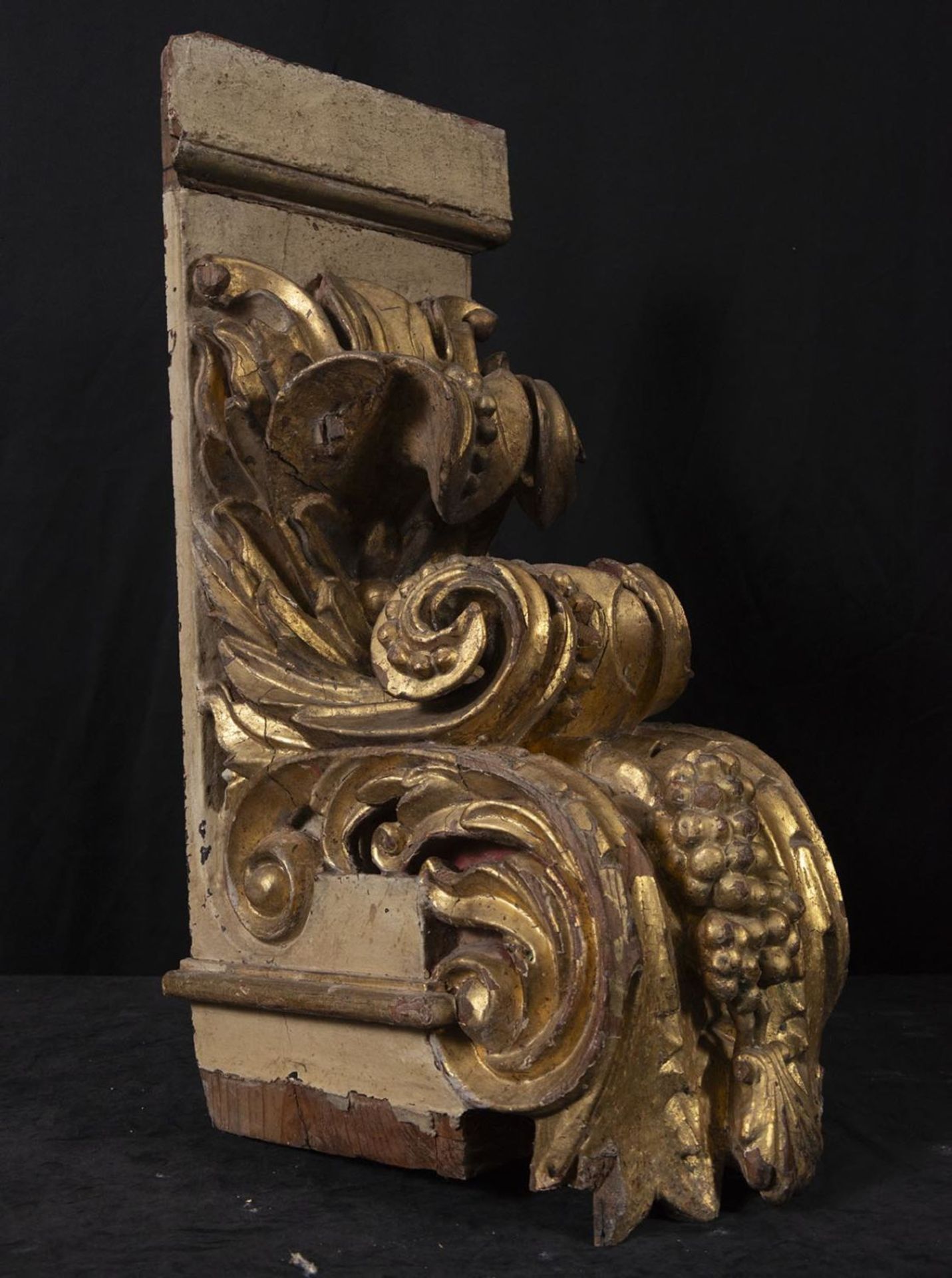 Large Portuguese Baroque Corbel in carved and gilded wood, 17th century - Image 4 of 5