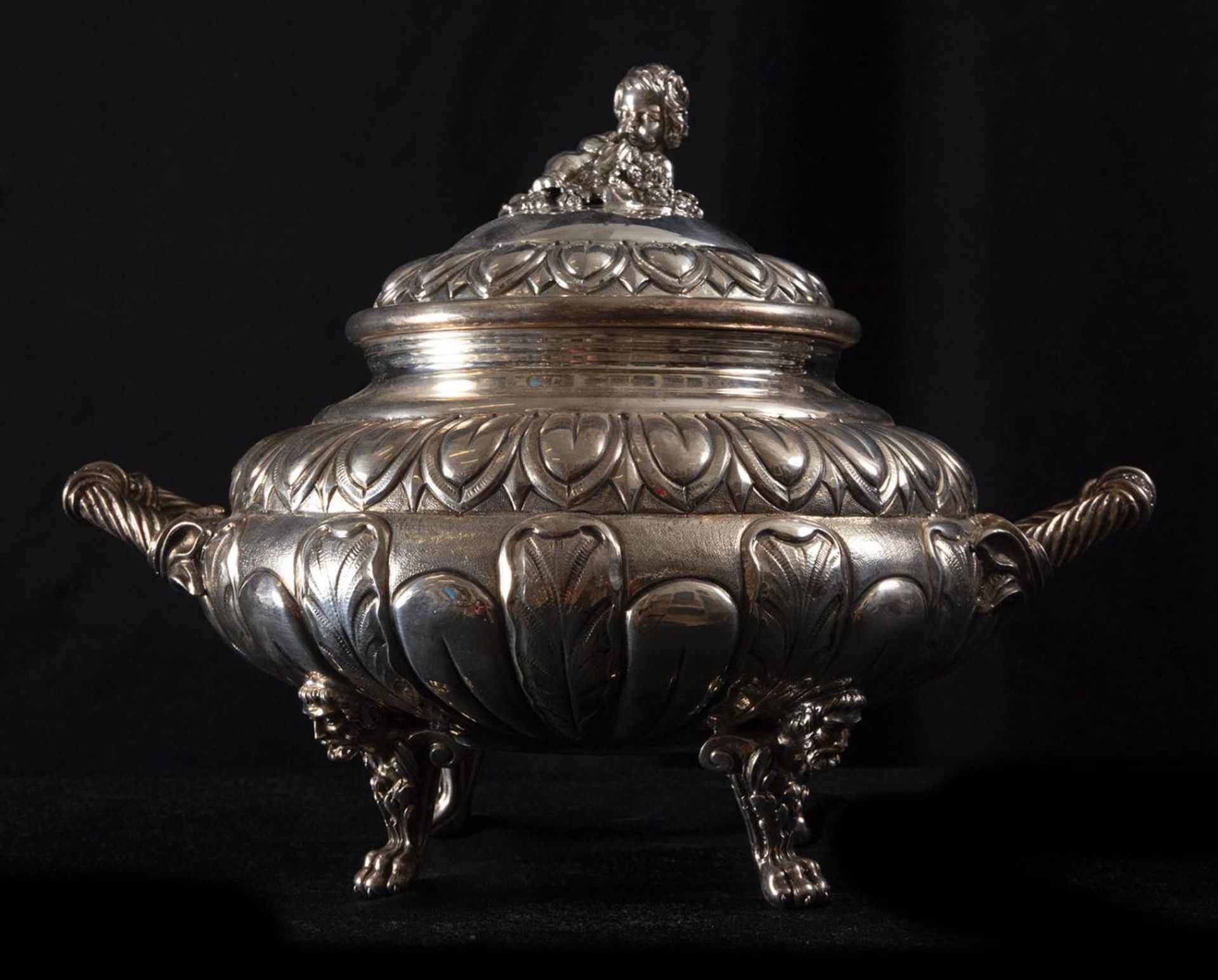 Elegant French tureen with Cherub-shaped lid and faun legs, 19th century, in 925 Sterling silver