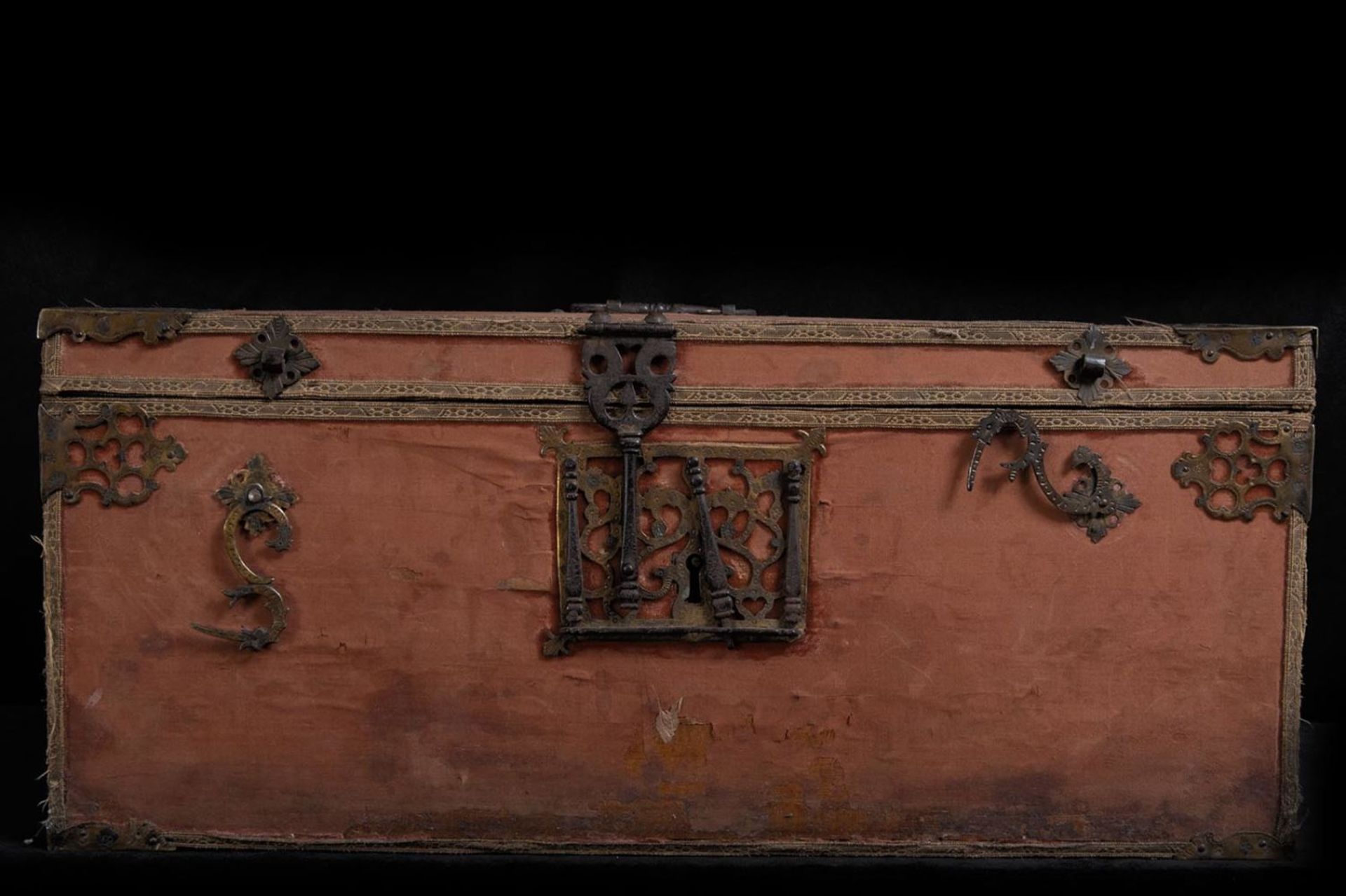 Important Large Medieval Velvet Chest, Catholic Monarchs Period, Granada, 15th century, Spain