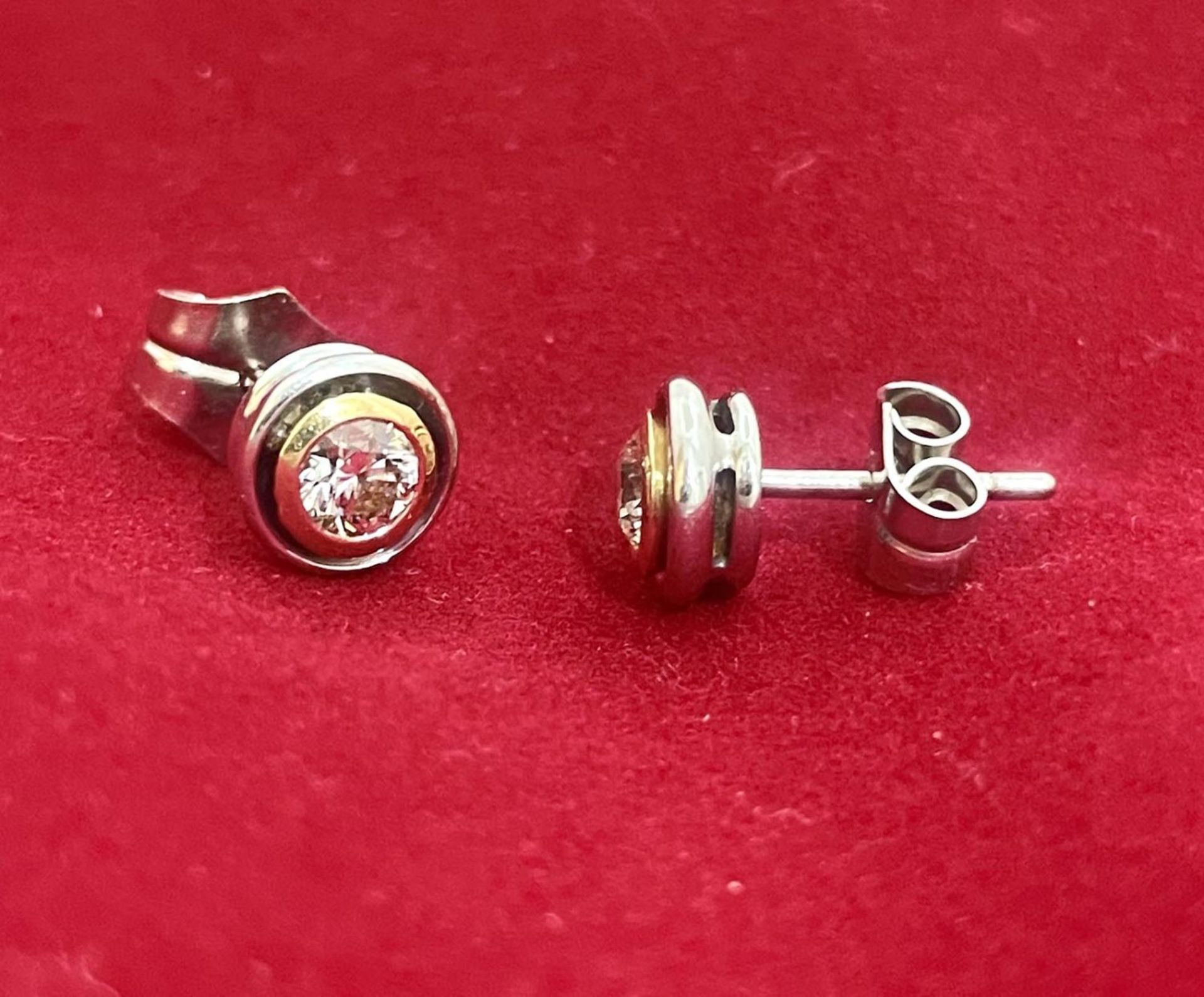 Square sleeper model earrings in 18kt white gold and diamond. - Bild 3 aus 4