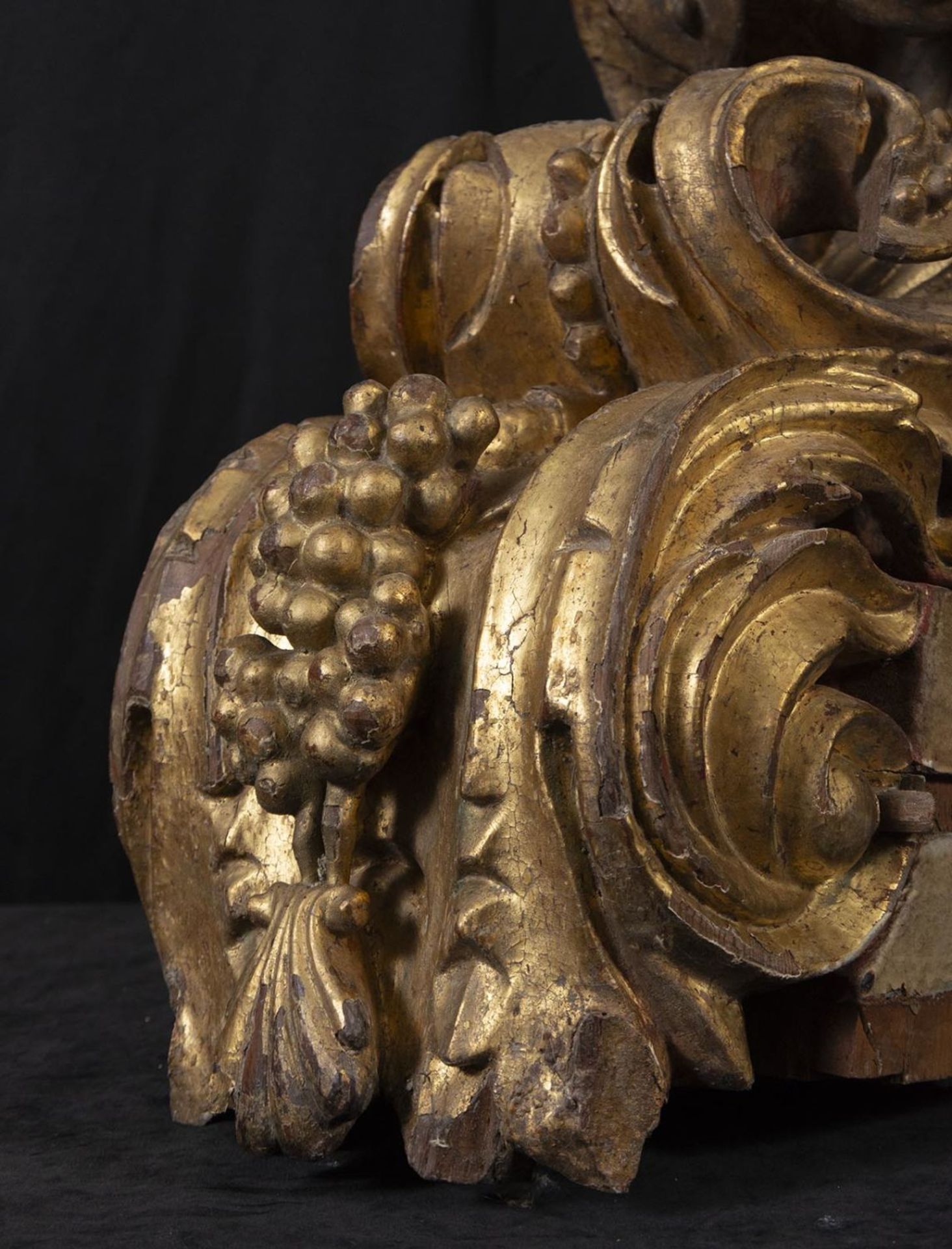 Large Portuguese Baroque Corbel in carved and gilded wood, 17th century - Image 2 of 5