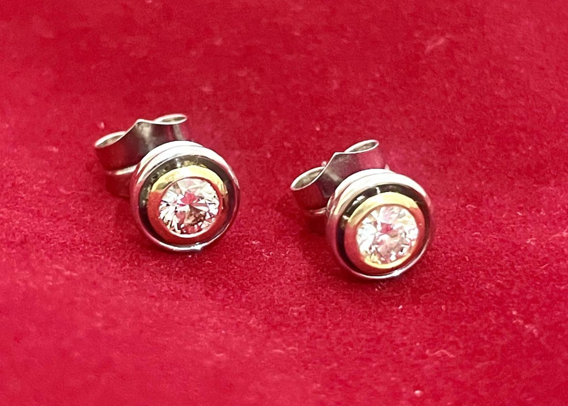 Square sleeper model earrings in 18kt white gold and diamond.