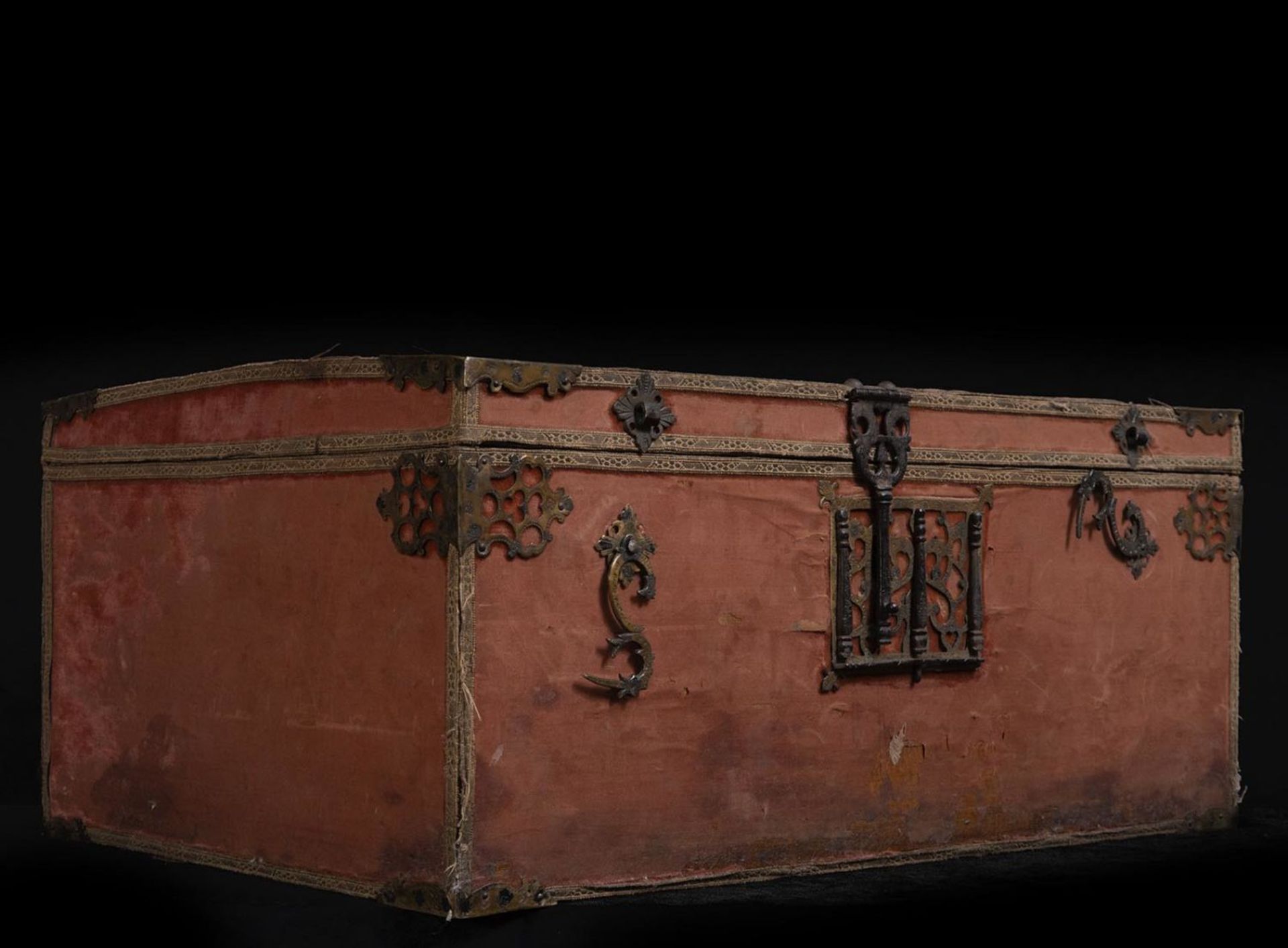 Important Large Medieval Velvet Chest, Catholic Monarchs Period, Granada, 15th century, Spain - Image 5 of 7