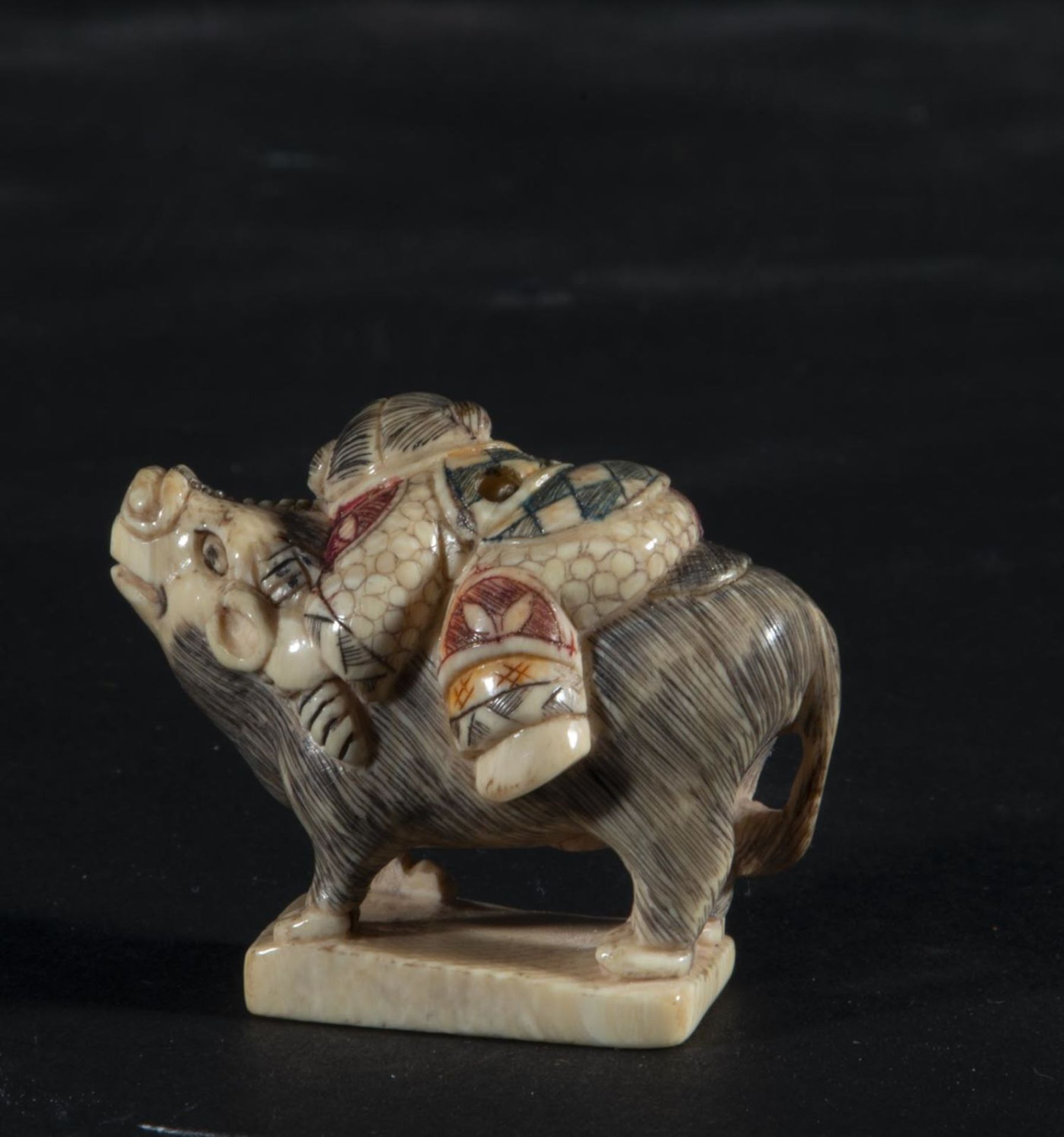 Japanese Netsuke on Mammoth Tusk (Mammuthus primigenius) depicting Child with Buffalo, 19th century  - Bild 2 aus 3