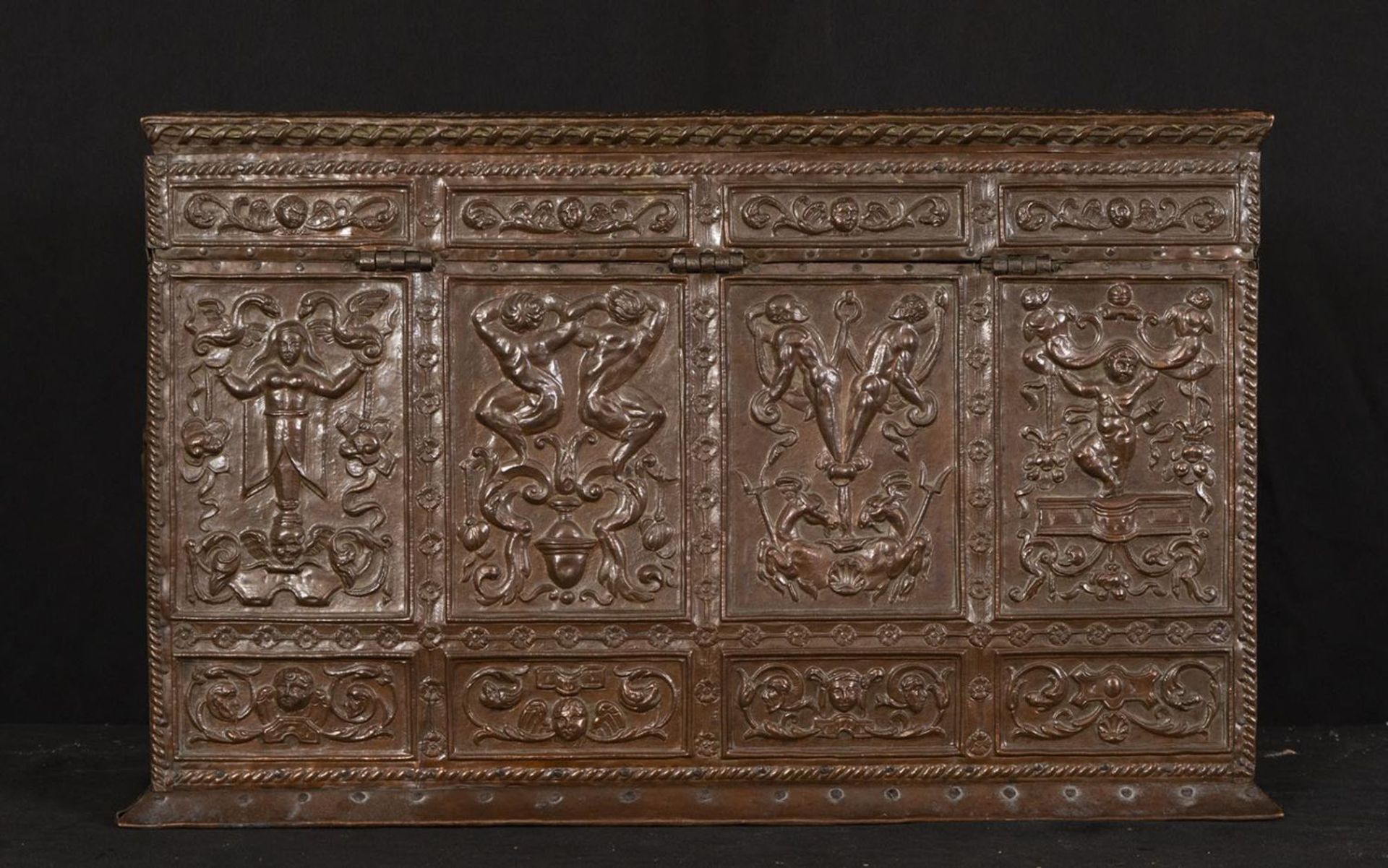 Italian chest in embossed copper sheet with Renaissance motifs, 17th - 18th centuries - Bild 5 aus 5