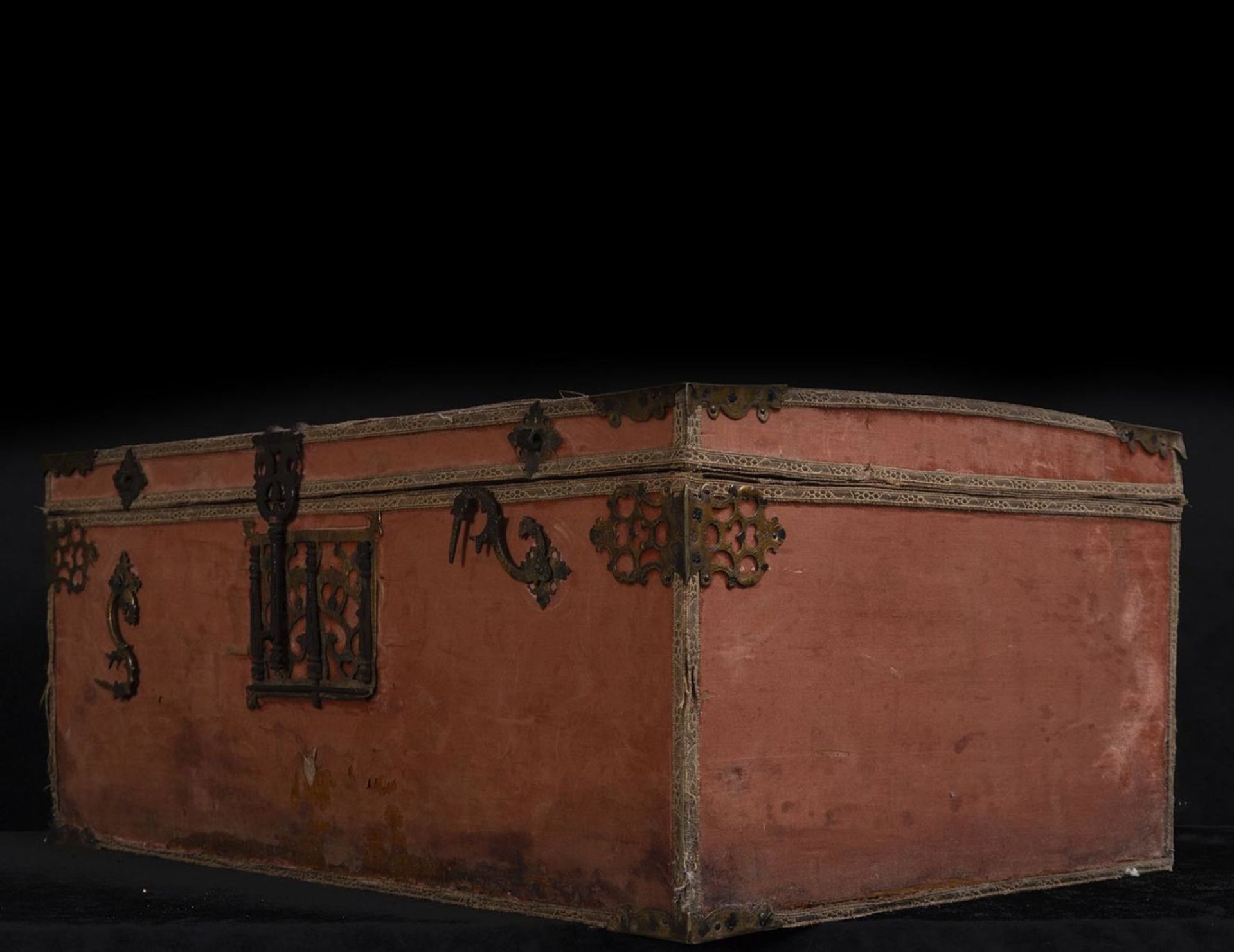 Important Large Medieval Velvet Chest, Catholic Monarchs Period, Granada, 15th century, Spain - Image 3 of 7