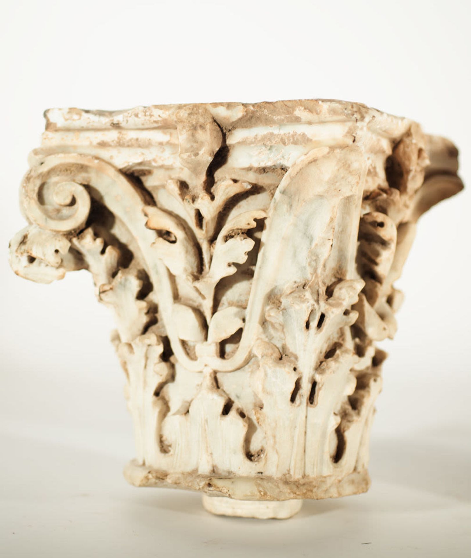 Magnificent Pair of Corinthian Capitals in white marble, possibly Italian and 14th - 15th centuries - Image 3 of 4