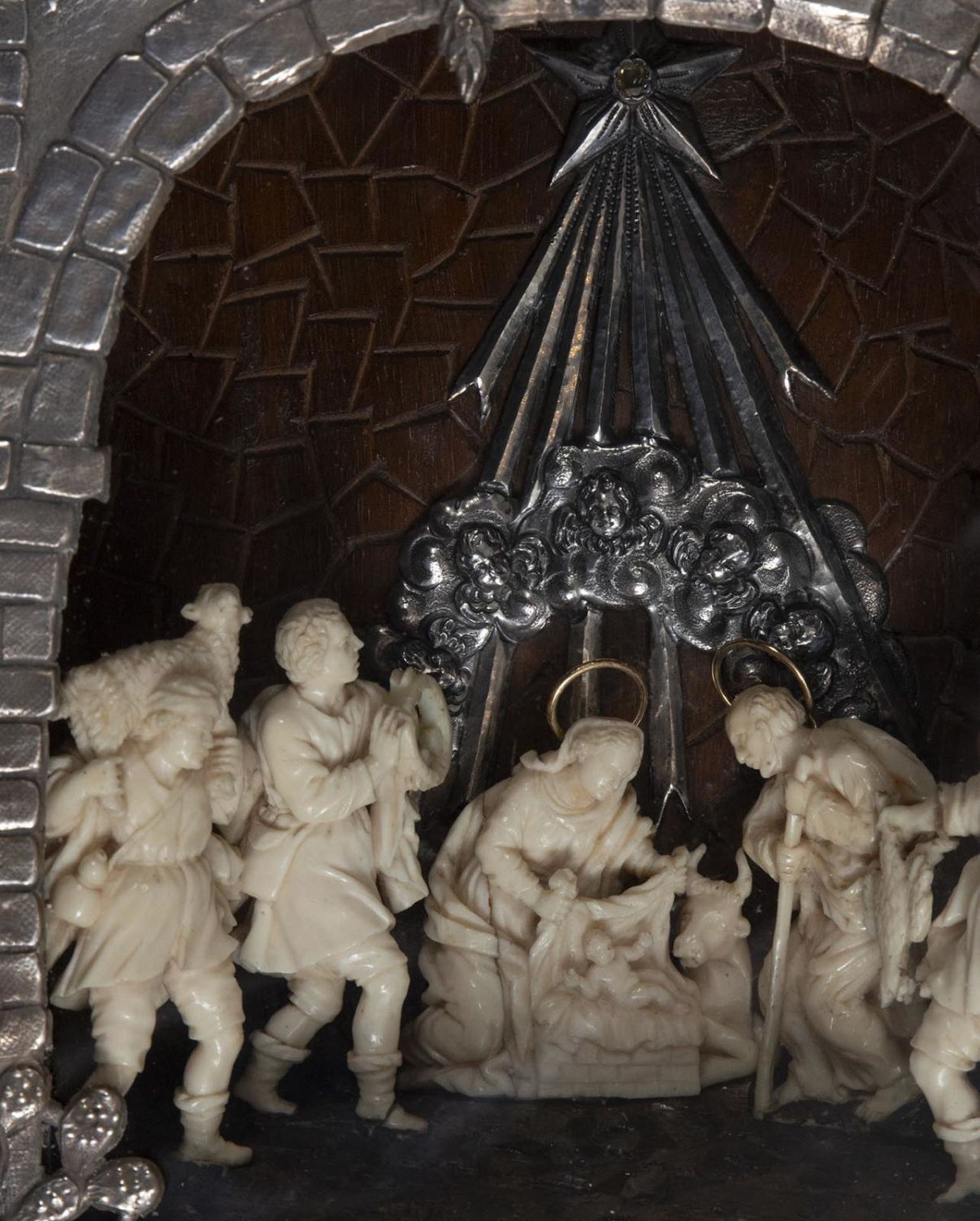 Magnificent Trapani Nativity Scene in silver and ivory from the 18th century, with an original frame - Image 3 of 5