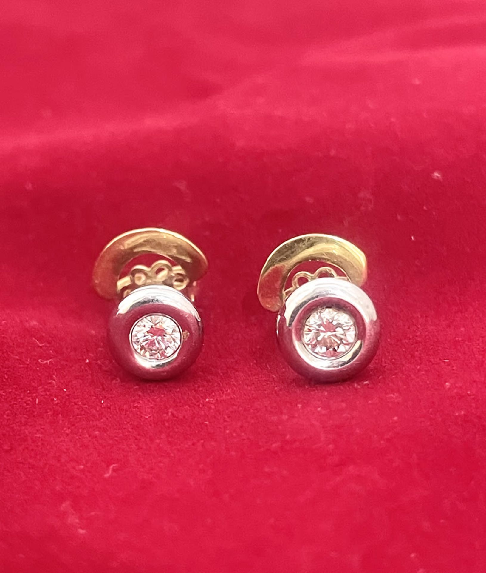 18 kt white gold and diamond stud earrings.