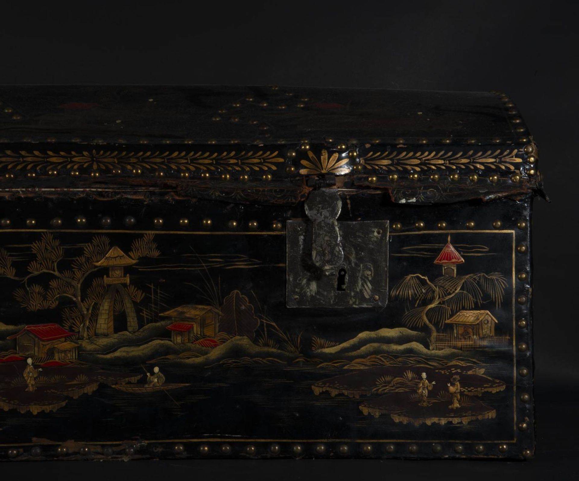 Elegant Philippine colonial chest in gold lacquer and rivets for the Mexican market, 18th - 19th cen - Bild 2 aus 6