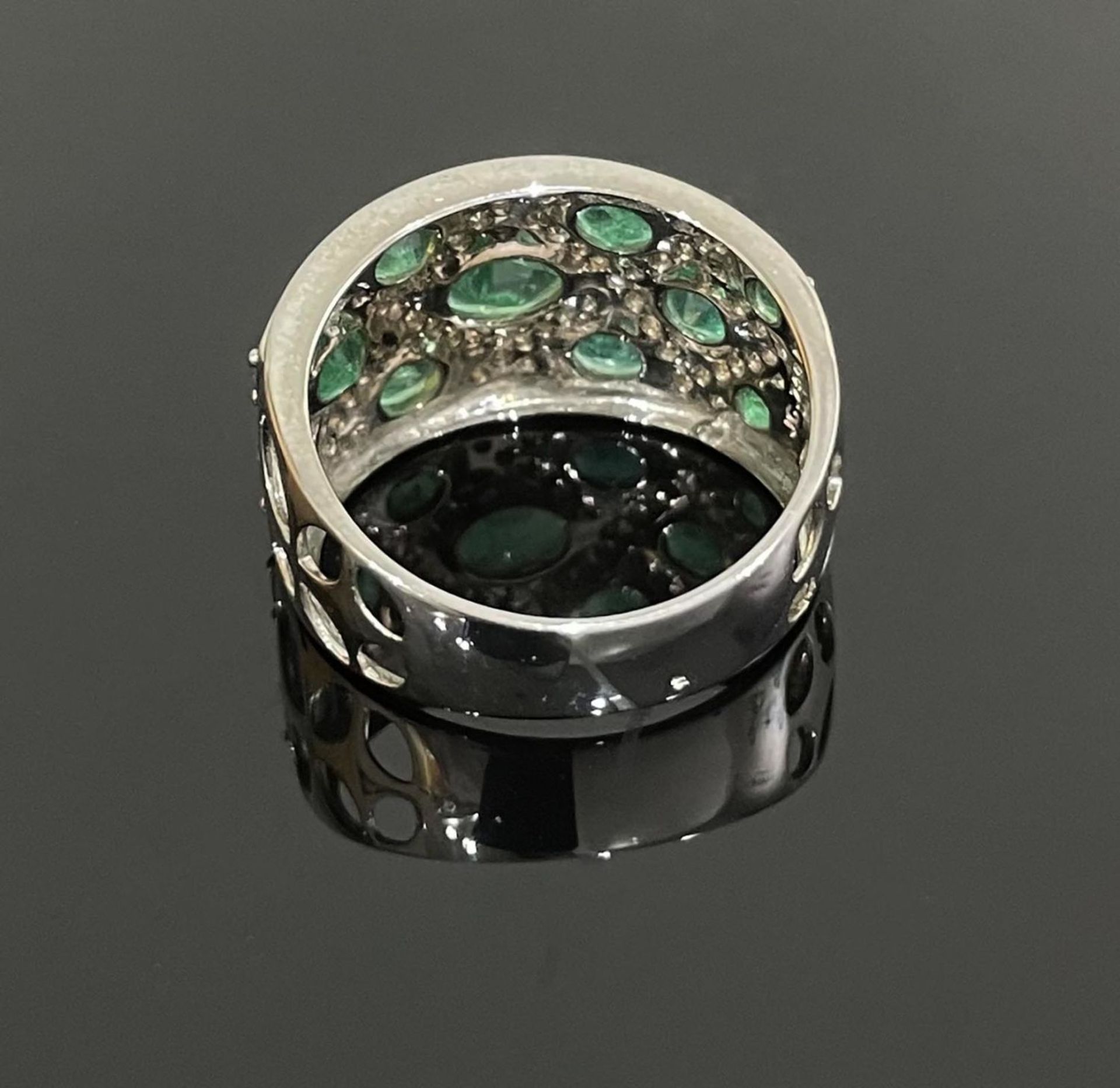 White Gold, Emeralds and Diamonds Ring. - Image 3 of 4