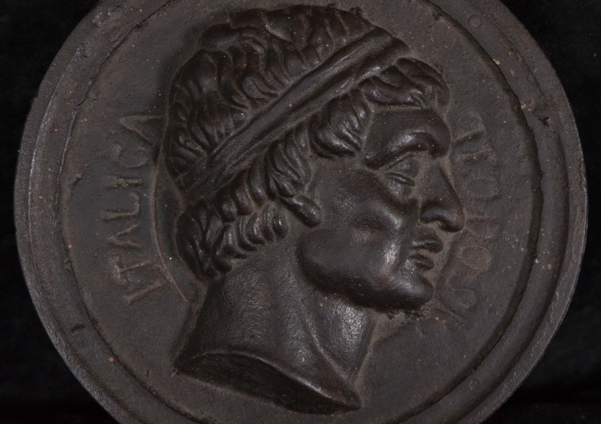 Decorative Large Grand Tour Medallion of Neoclassical Style in wrought iron representing the Emperor - Image 2 of 3