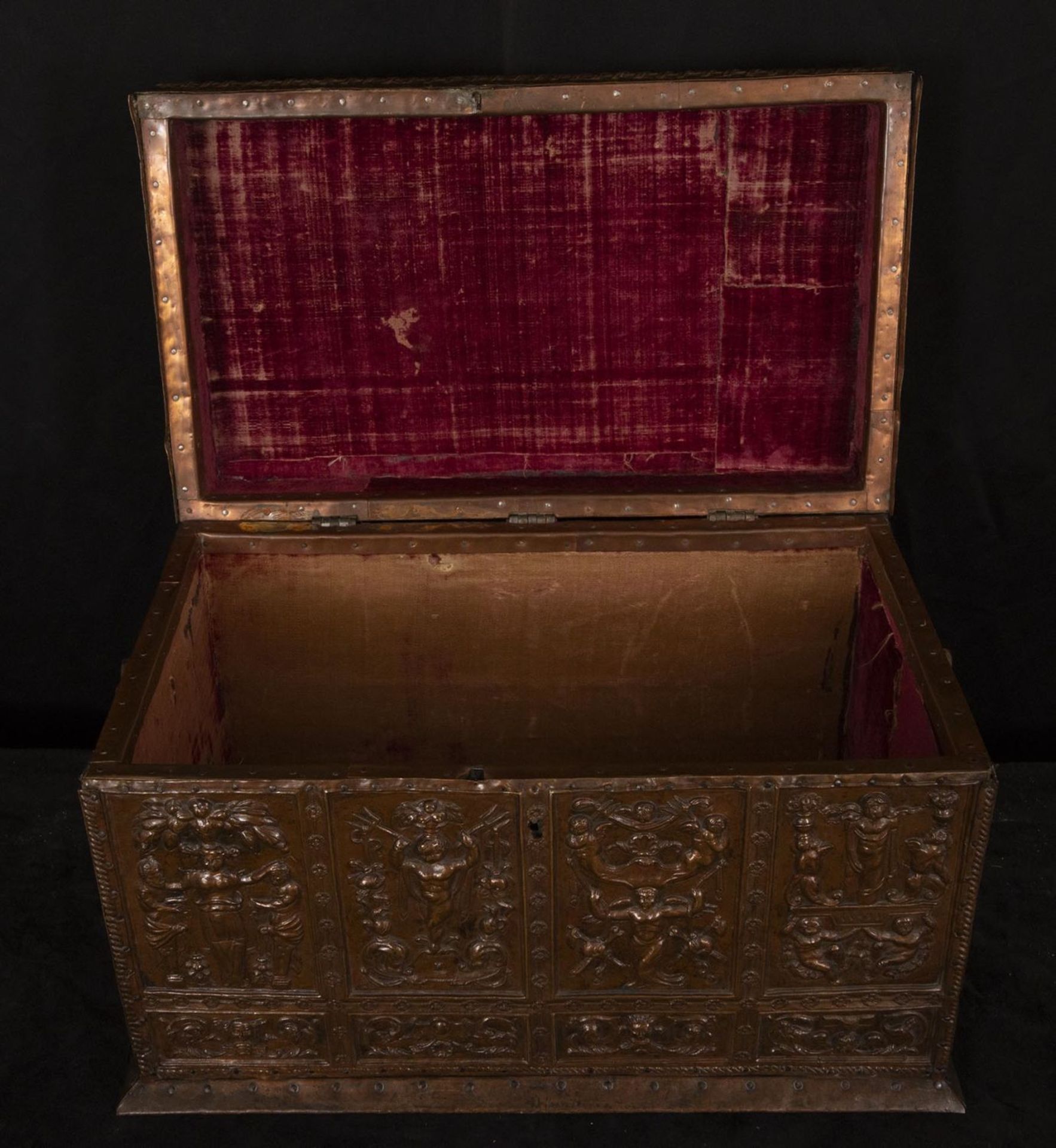 Italian chest in embossed copper sheet with Renaissance motifs, 17th - 18th centuries - Bild 2 aus 5