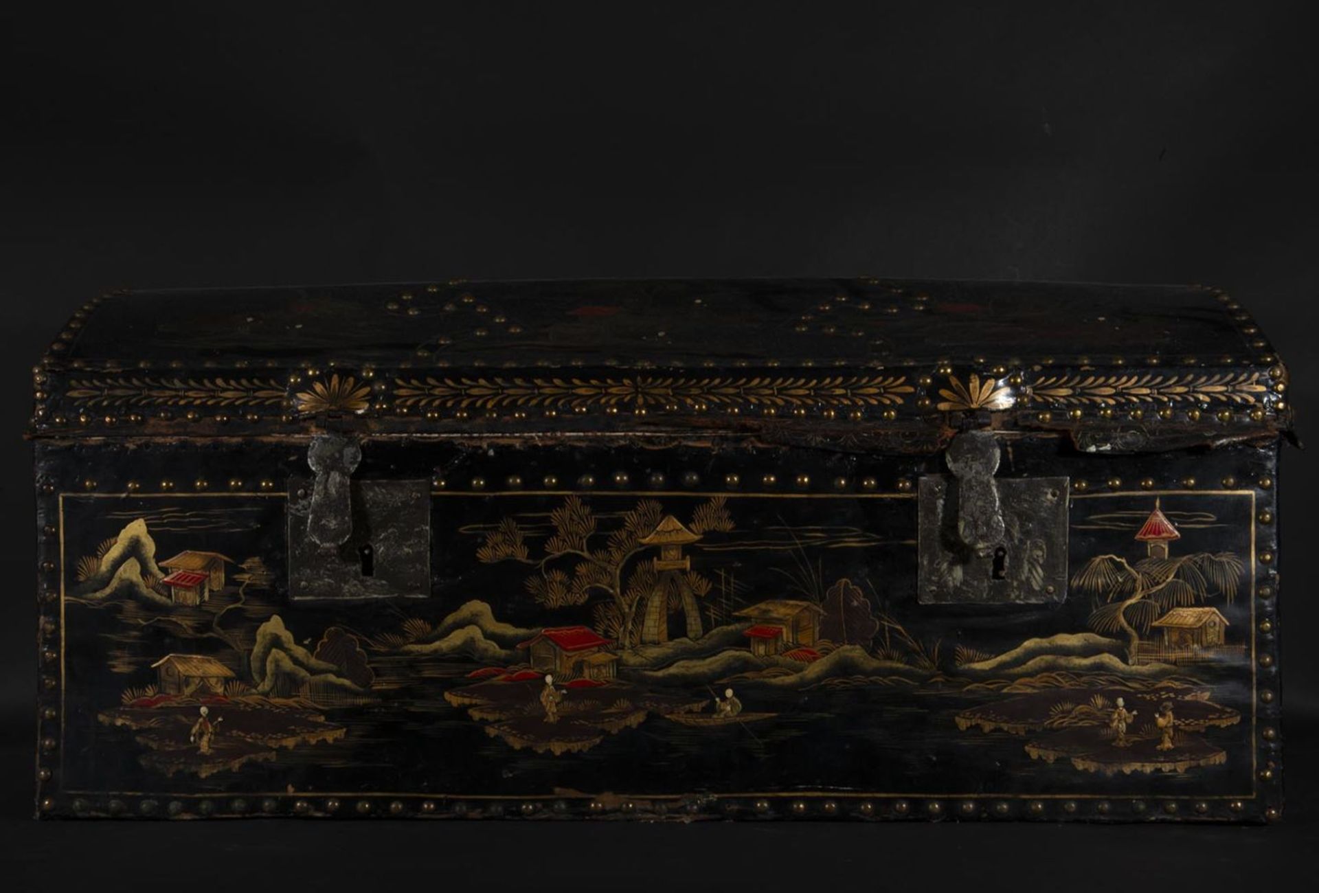 Elegant Philippine colonial chest in gold lacquer and rivets for the Mexican market, 18th - 19th cen