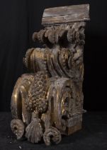 Large Portuguese Baroque Corbel in carved and gilded wood, 17th century