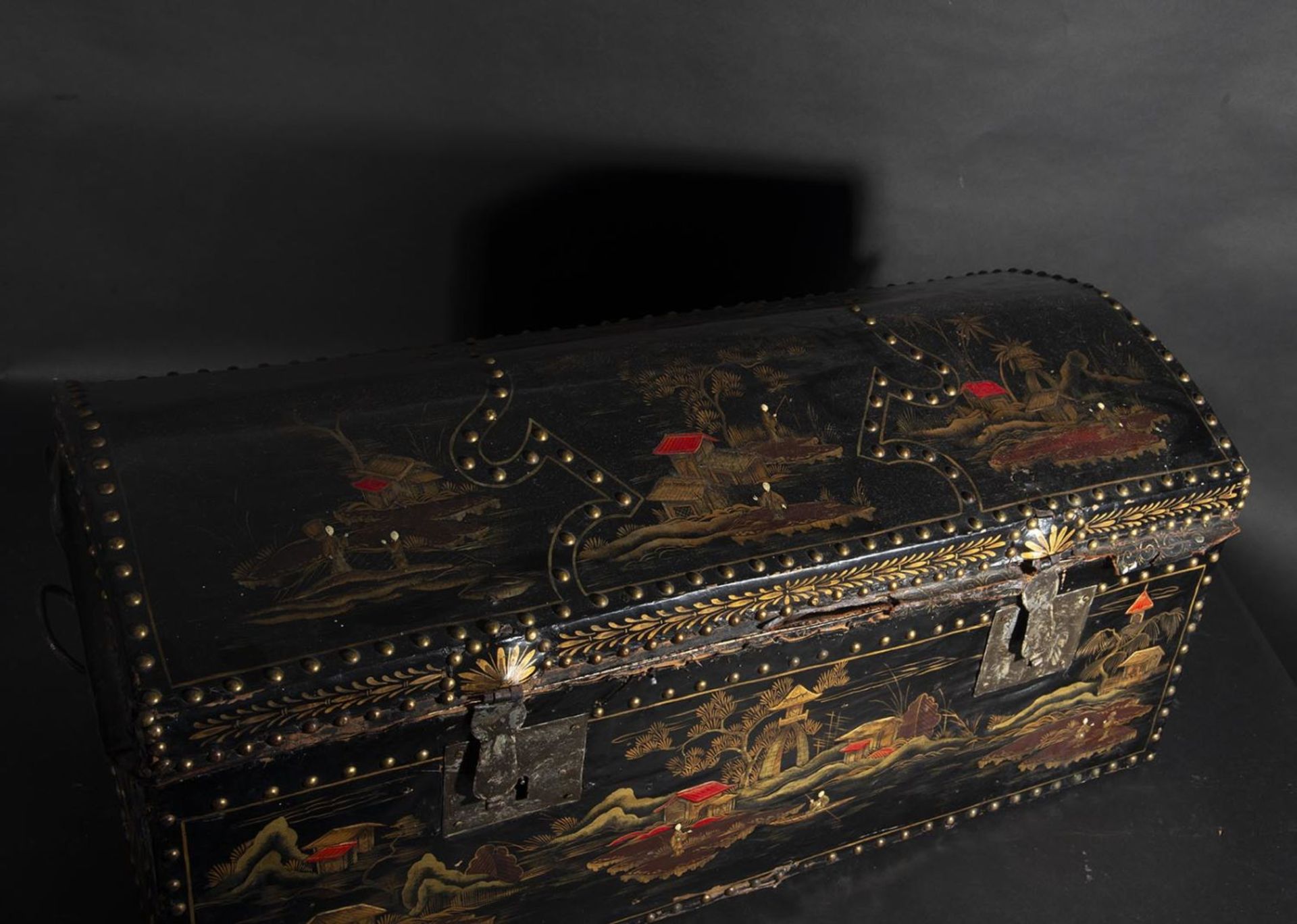 Elegant Philippine colonial chest in gold lacquer and rivets for the Mexican market, 18th - 19th cen - Bild 5 aus 6