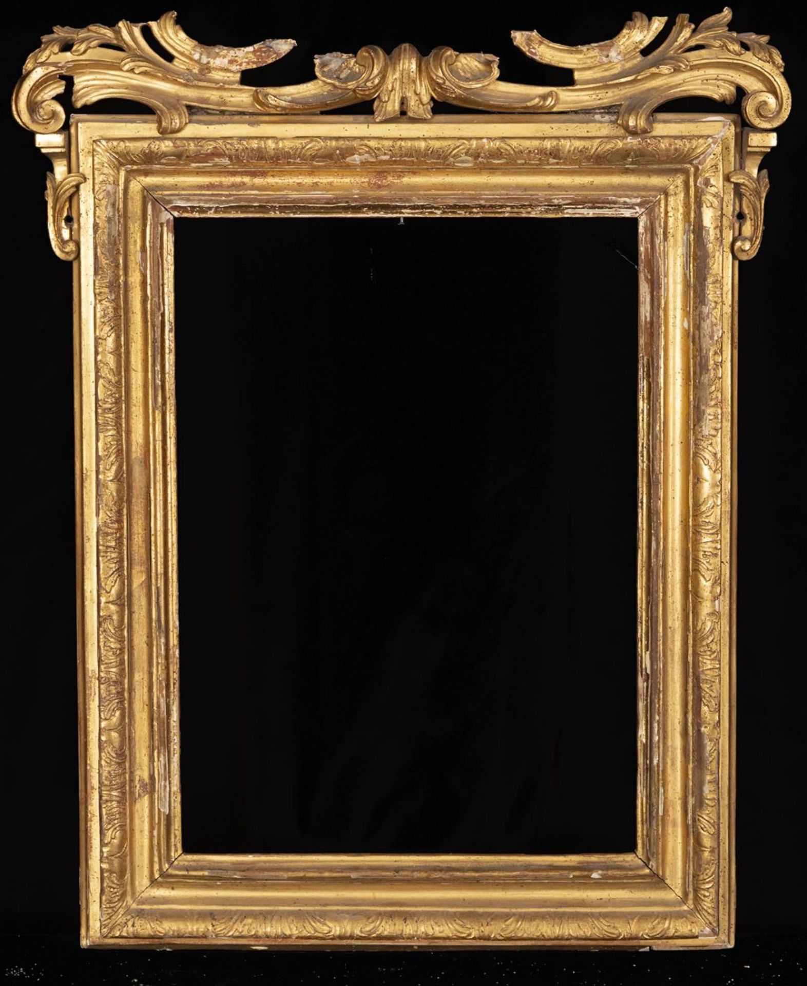 Spanish frame with a crest from the 18th century, in wood gilded with gold leaf