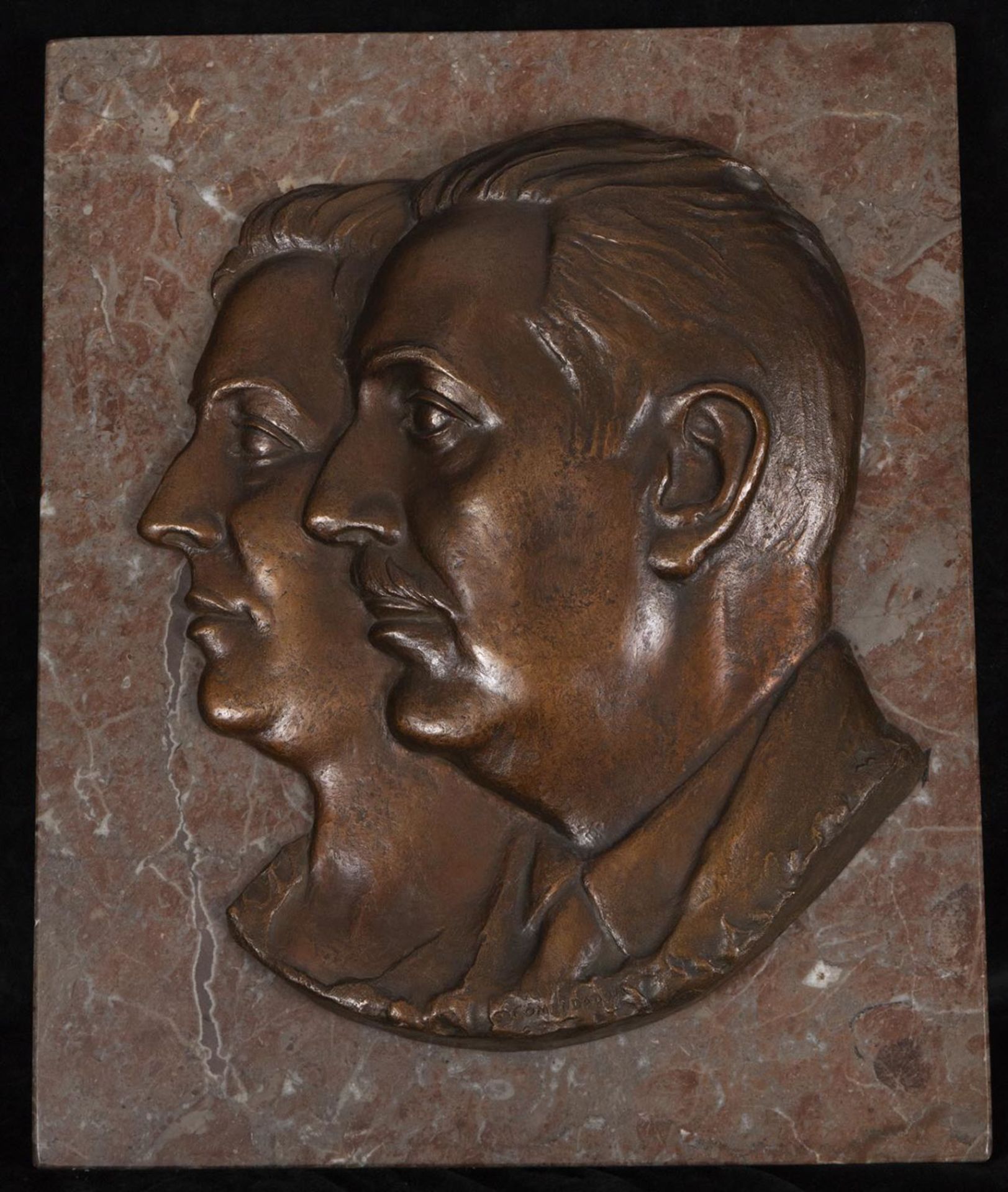 Enrique Pérez Comendador (Cáceres, 1900 – Madrid, 1981), "Fathers of the Artist in Oval" on marble. 