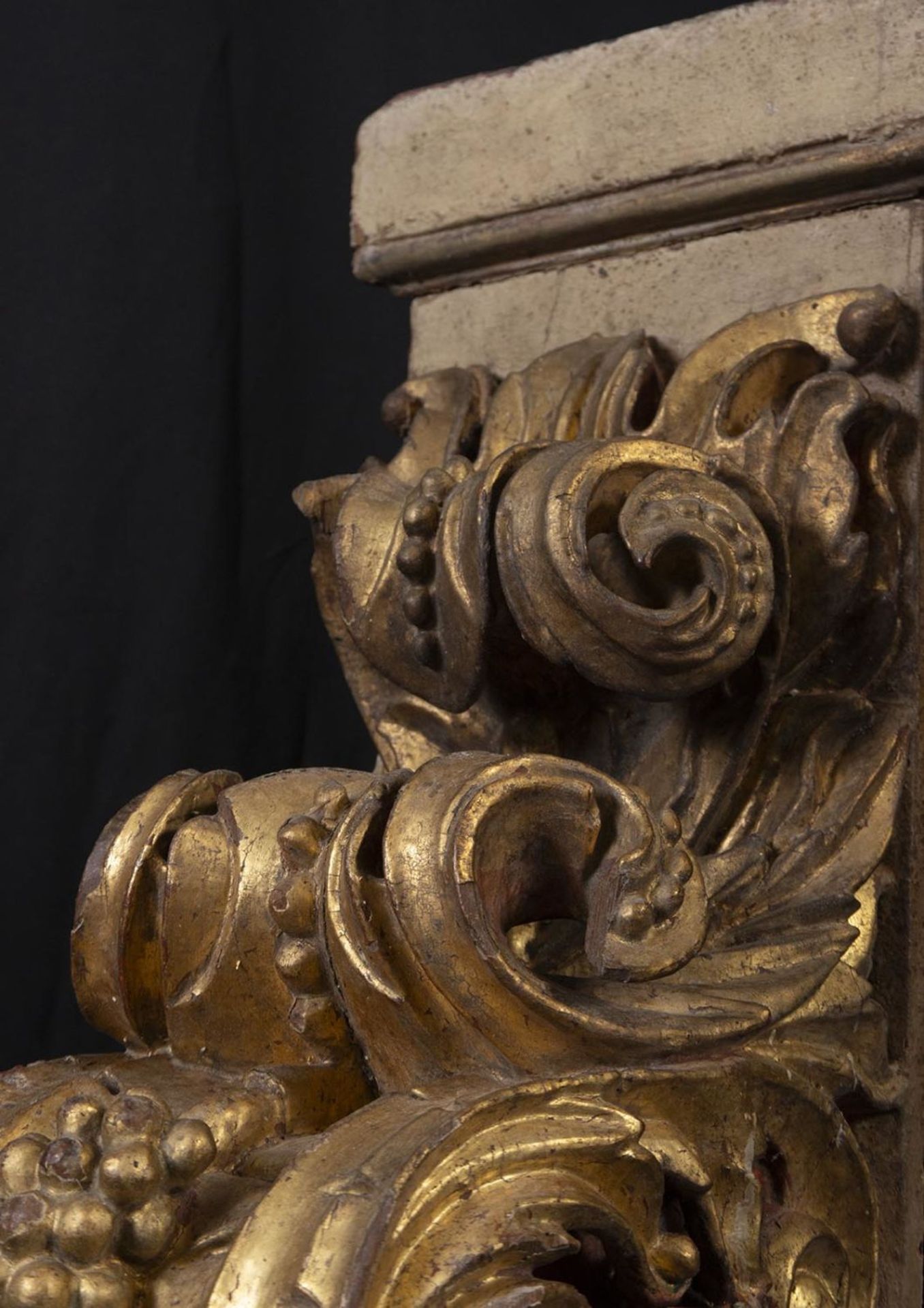 Large Portuguese Baroque Corbel in carved and gilded wood, 17th century - Image 3 of 5