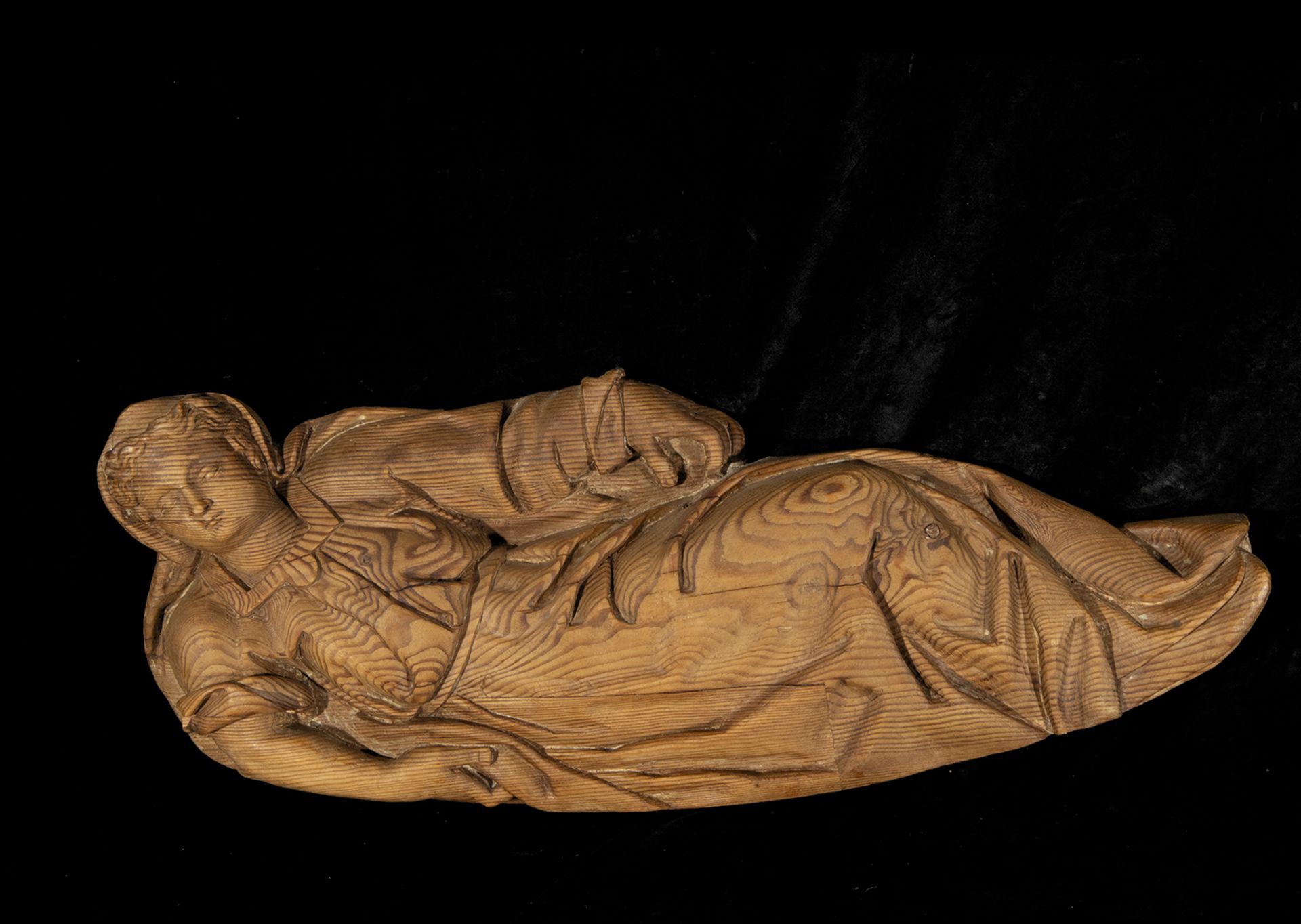 Pair of Large and Decorative Carvings of Saints lying in wood in their color from the 16th century,  - Bild 2 aus 7