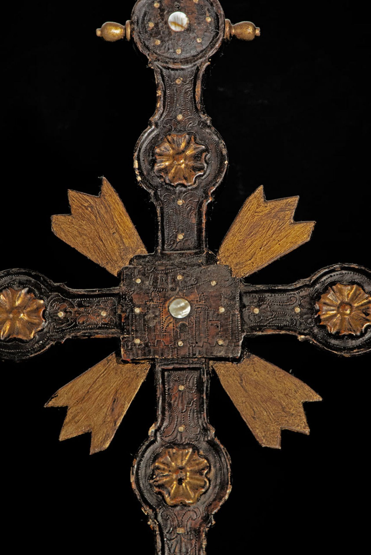 Peruvian Processional Cross in Mother of Pearl, Carey and Mother of Pearl, colonial viceregal work f - Bild 3 aus 4