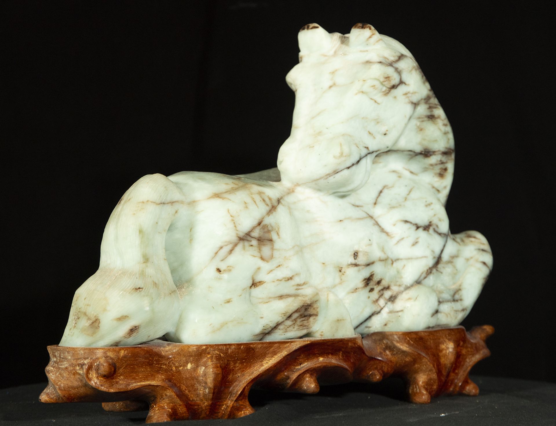 White jade sculpture of a Chinese Han style horse, 20th century Chinese school - Image 5 of 6