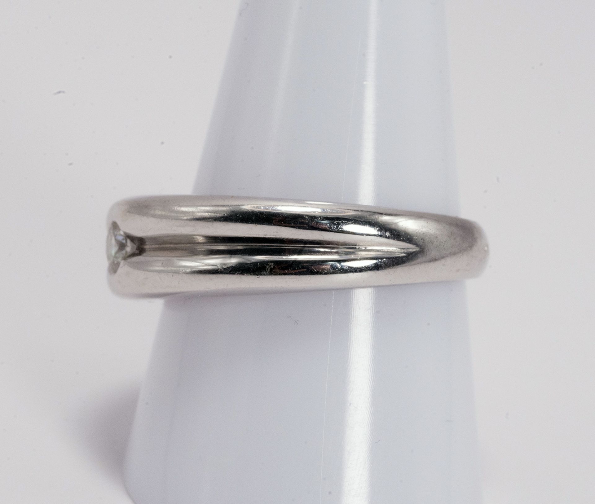 White gold and diamond solitaire ring - Image 2 of 3