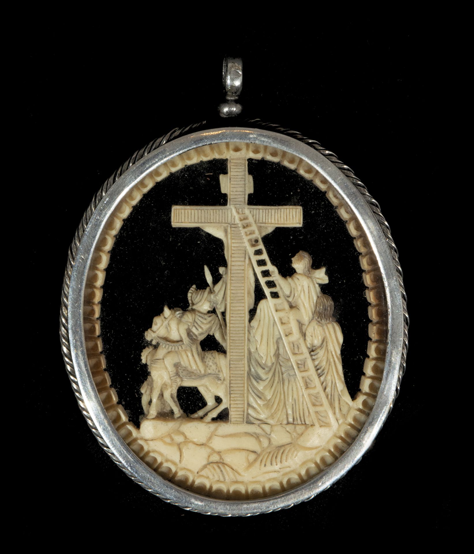 Exceptional Medallion with Calvary in ivory, Milanese or Florentine Renaissance Italian work from th - Image 2 of 2