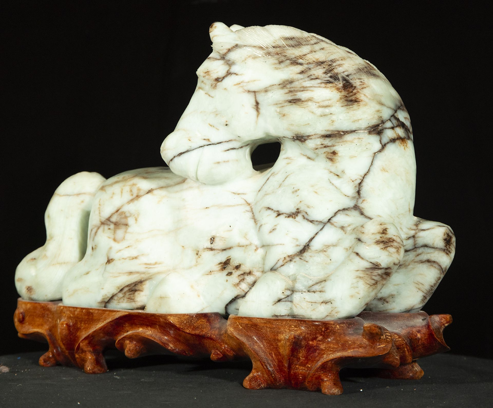 White jade sculpture of a Chinese Han style horse, 20th century Chinese school - Image 2 of 6