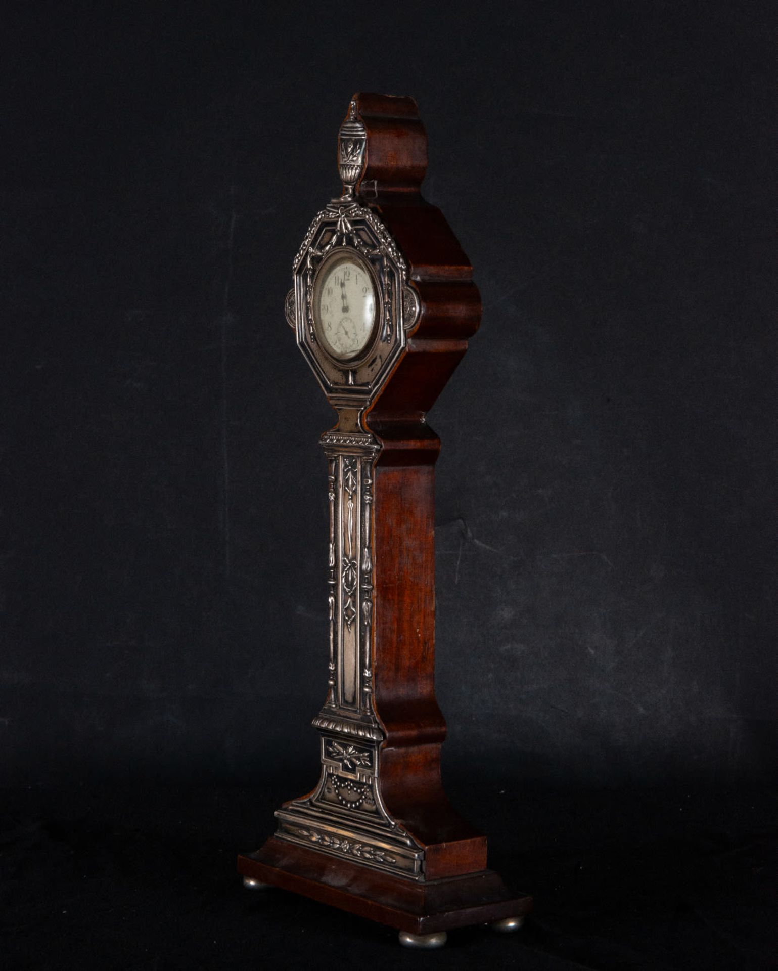 Mahogany clock covered with embossed silver, 19th century - Bild 2 aus 3