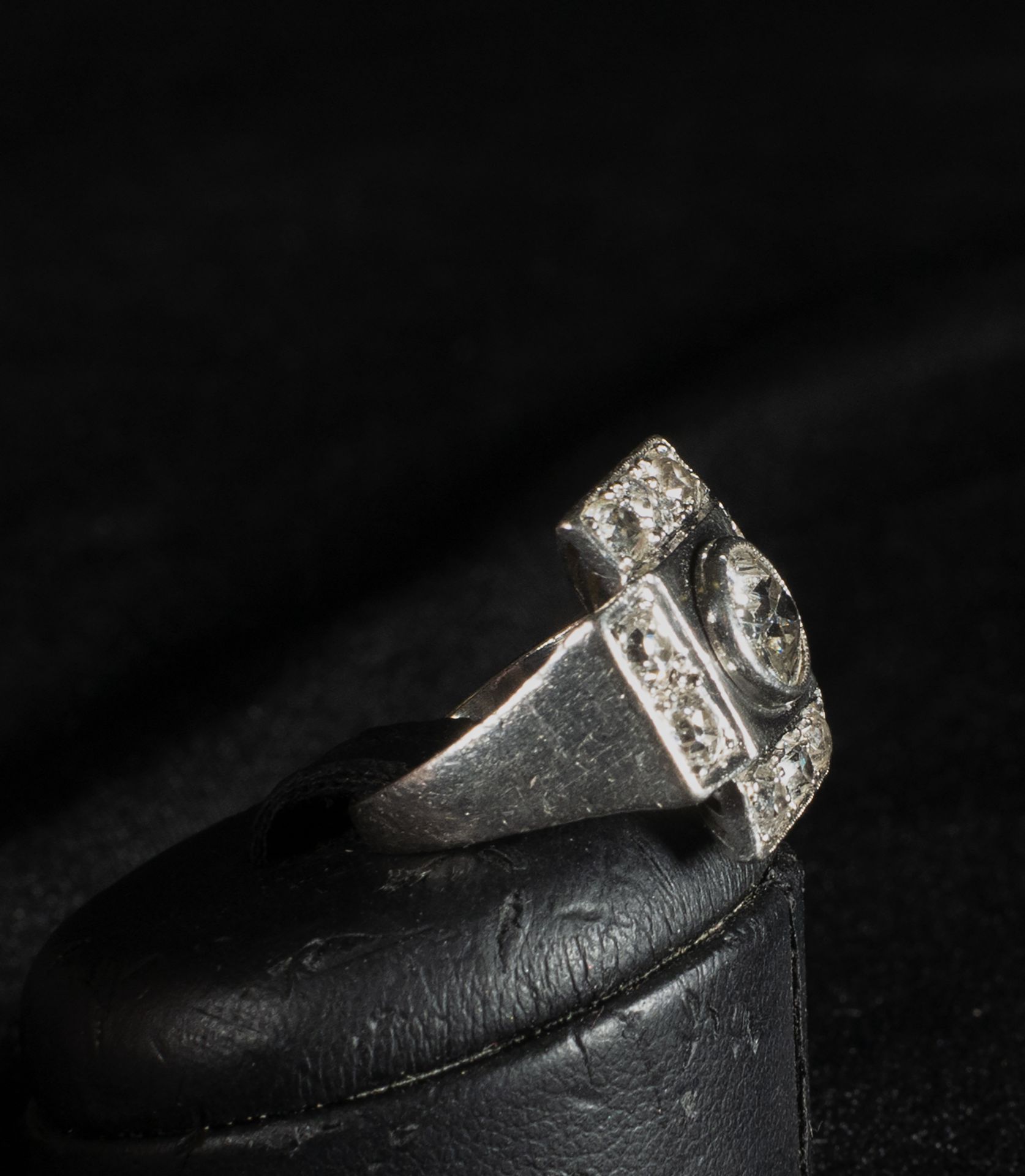 Distinguished Lady's solitaire with a large 1ct central diamond and a 1.2ct border - Image 3 of 4