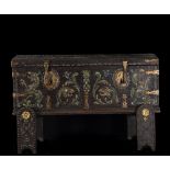Trunk or chest of Peruvian trousseau in riveted and painted leather, colonial work from the 18th cen