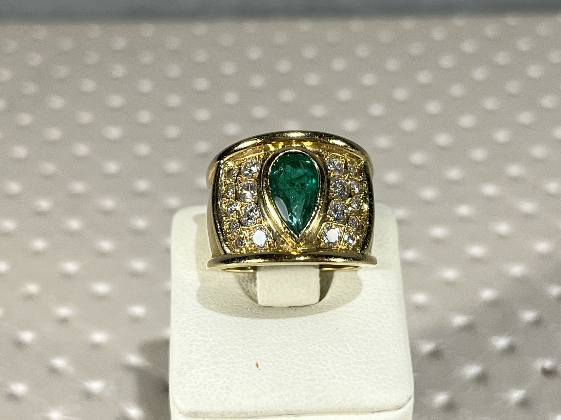 1,5 Muzo emerald solitaire ring with 0,70 ct in brilliant-cut diamonds - Image 2 of 5