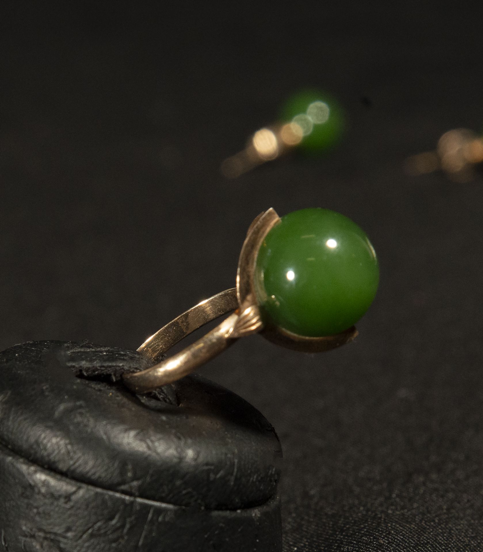 Beautiful set of ring and earrings in spinach green Chinese jade mounted in 18k gold - Image 5 of 8
